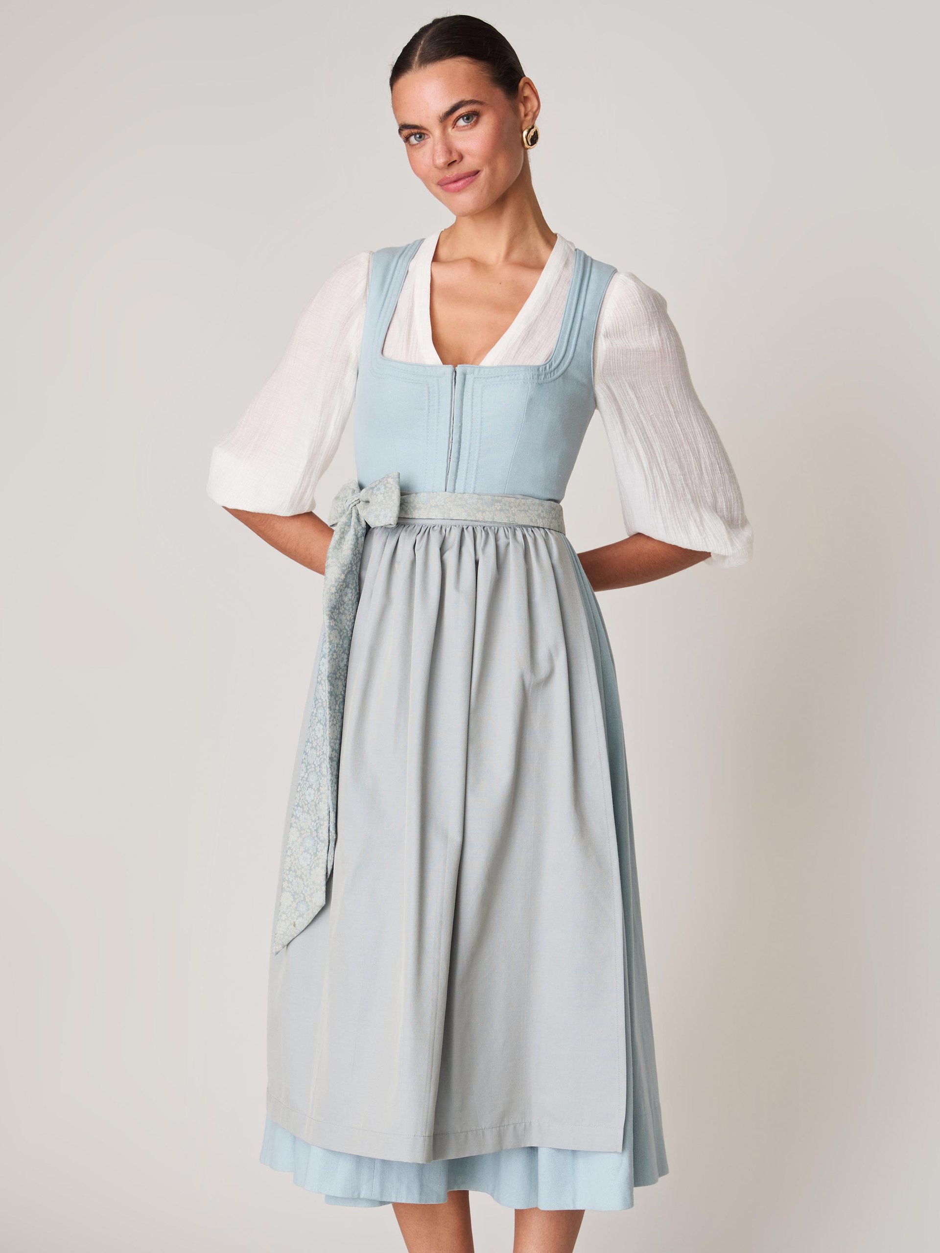 Einzigartige blaue Dirndl entdecken | LIMBERRY
