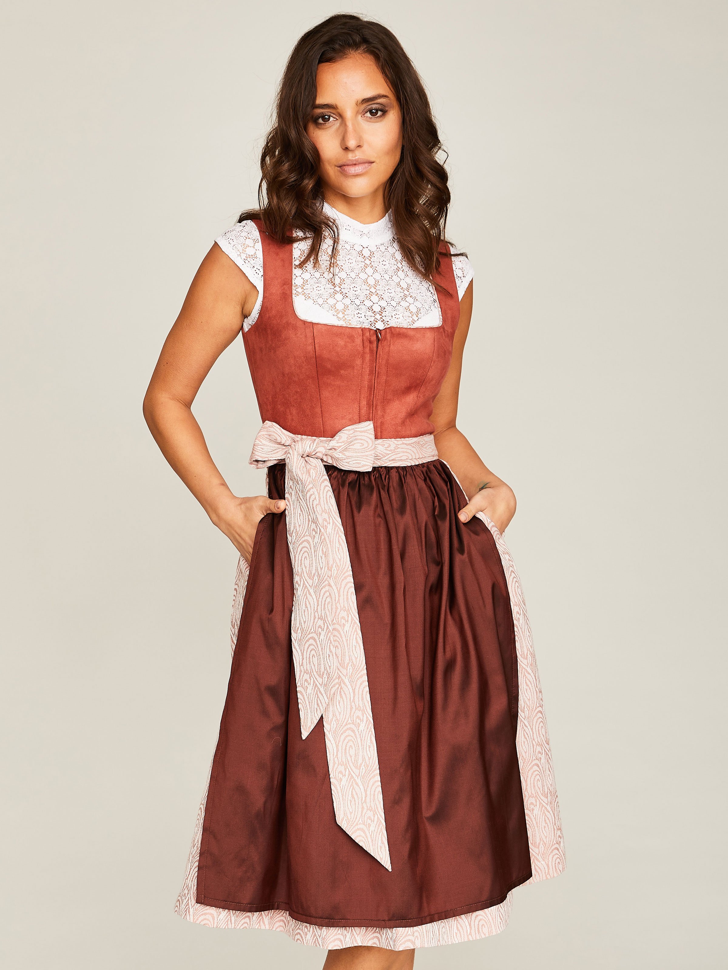 Rostbraunes Dirndl im Animalprint mit zwei Schürzen