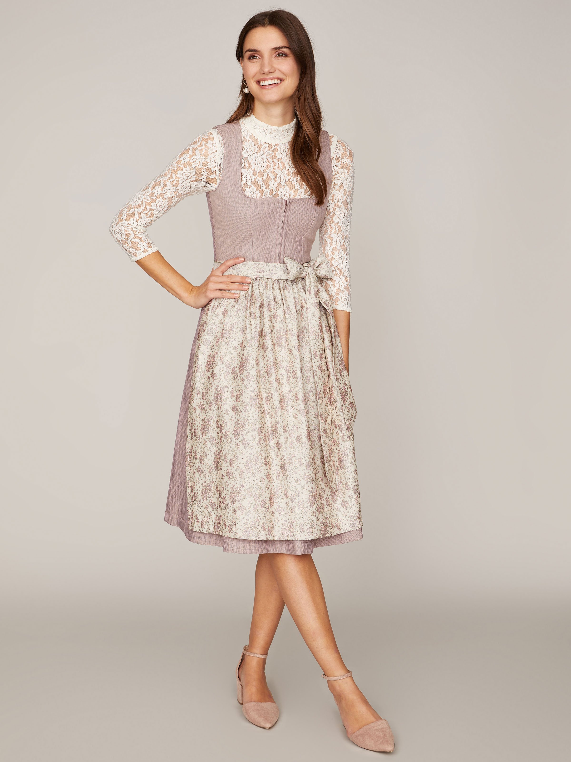 Lavendelfarbenes Dirndl Lavendelfarbenes Dirndl