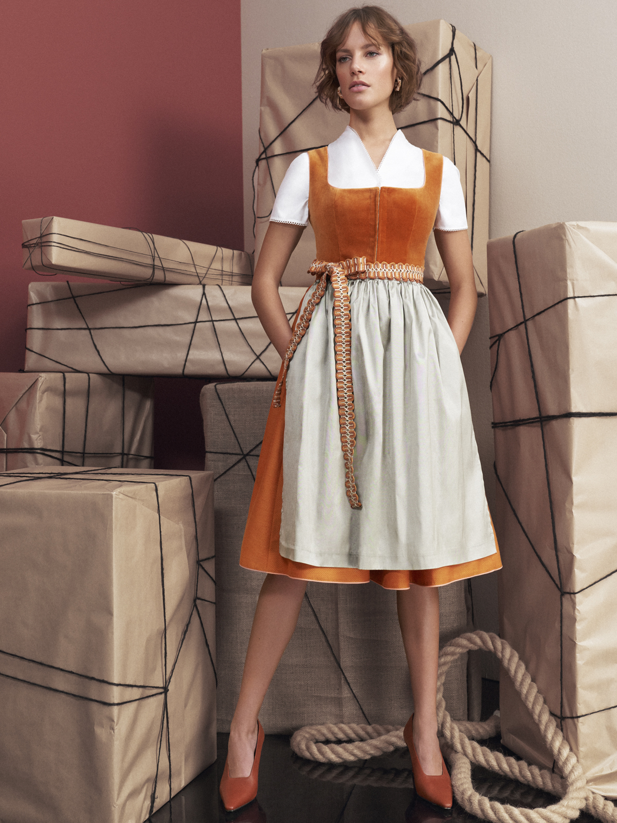 Samt-Dirndl in Orange