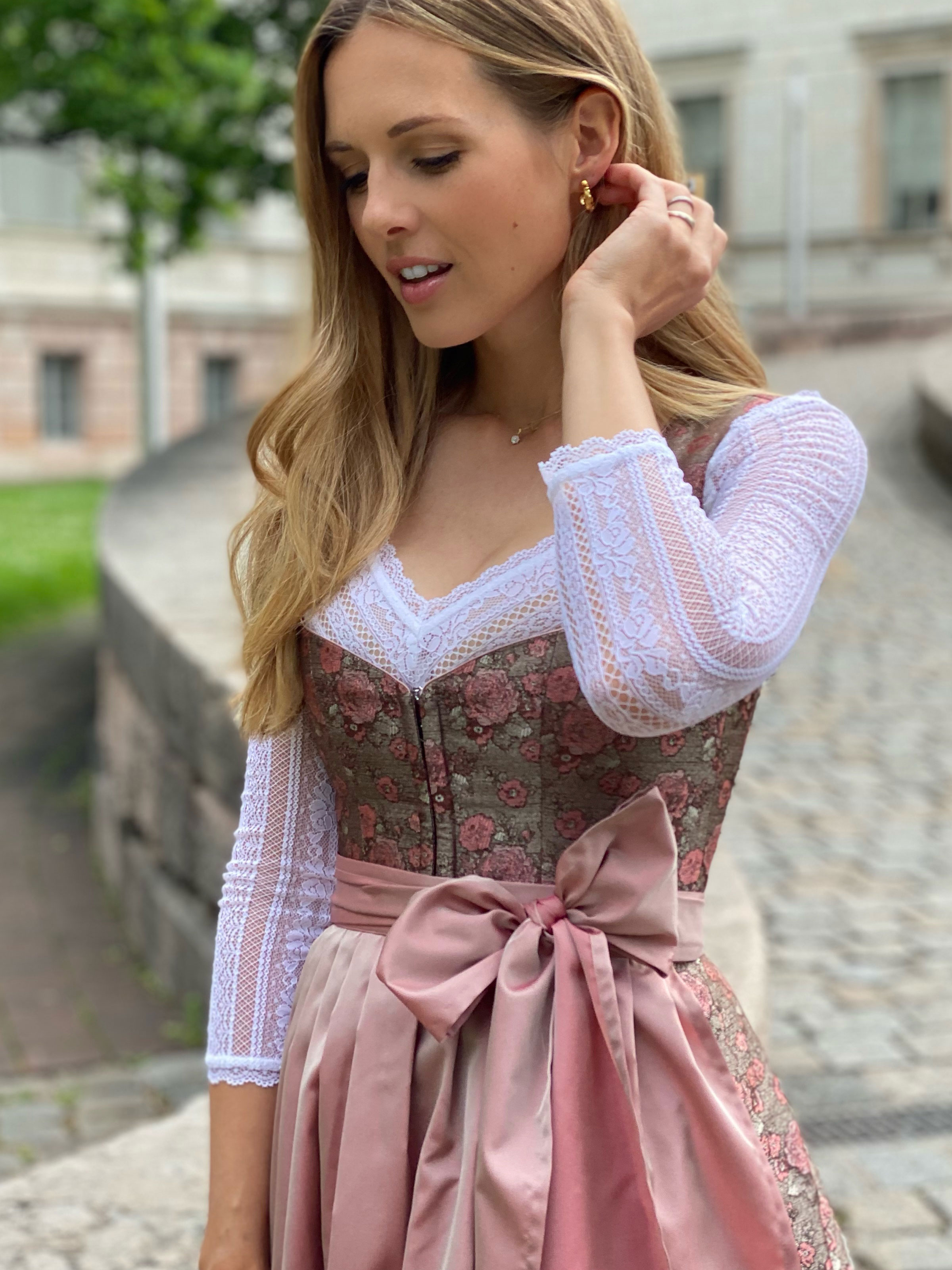 Goldfarbenes Dirndl