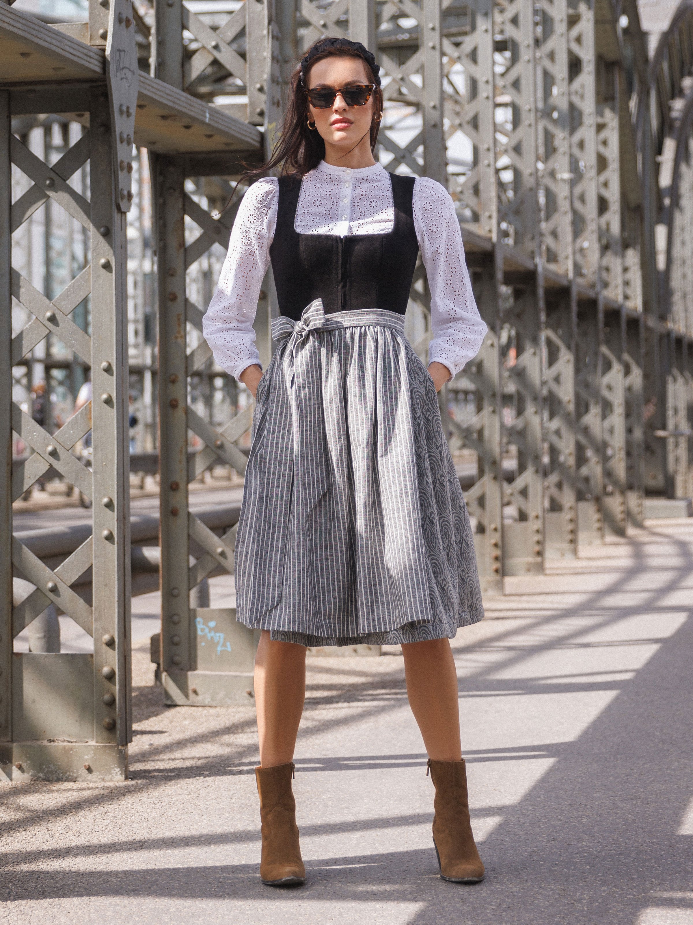 Schwarzes Dirndl mit Samt-Mieder Schwarzes Dirndl mit Samt-Mieder
