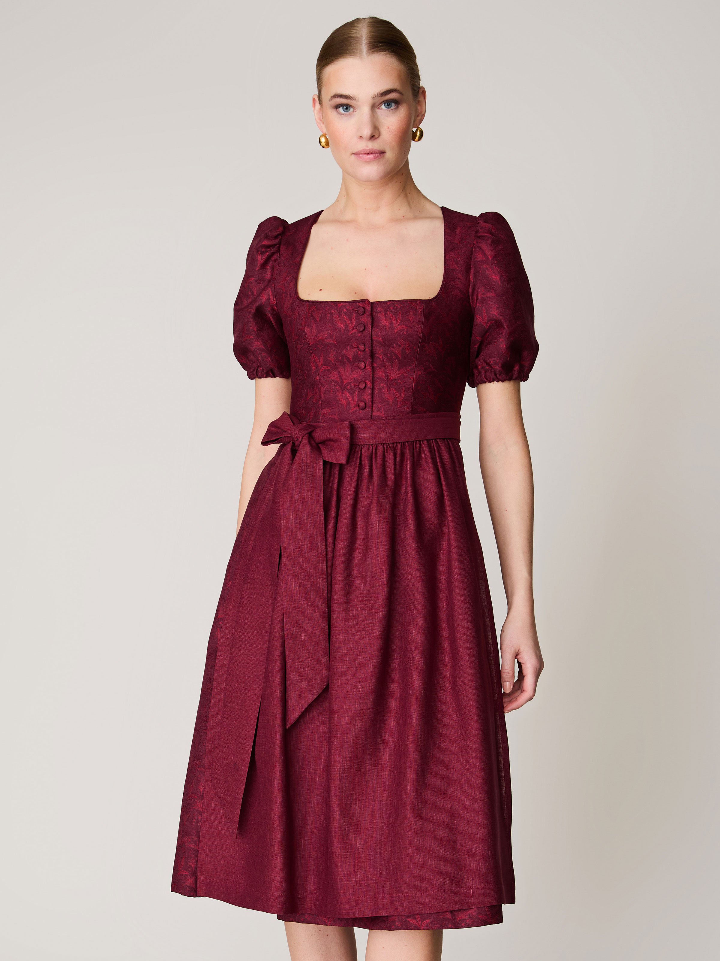 Dunkelrotes Dirndl mit Puffärmel