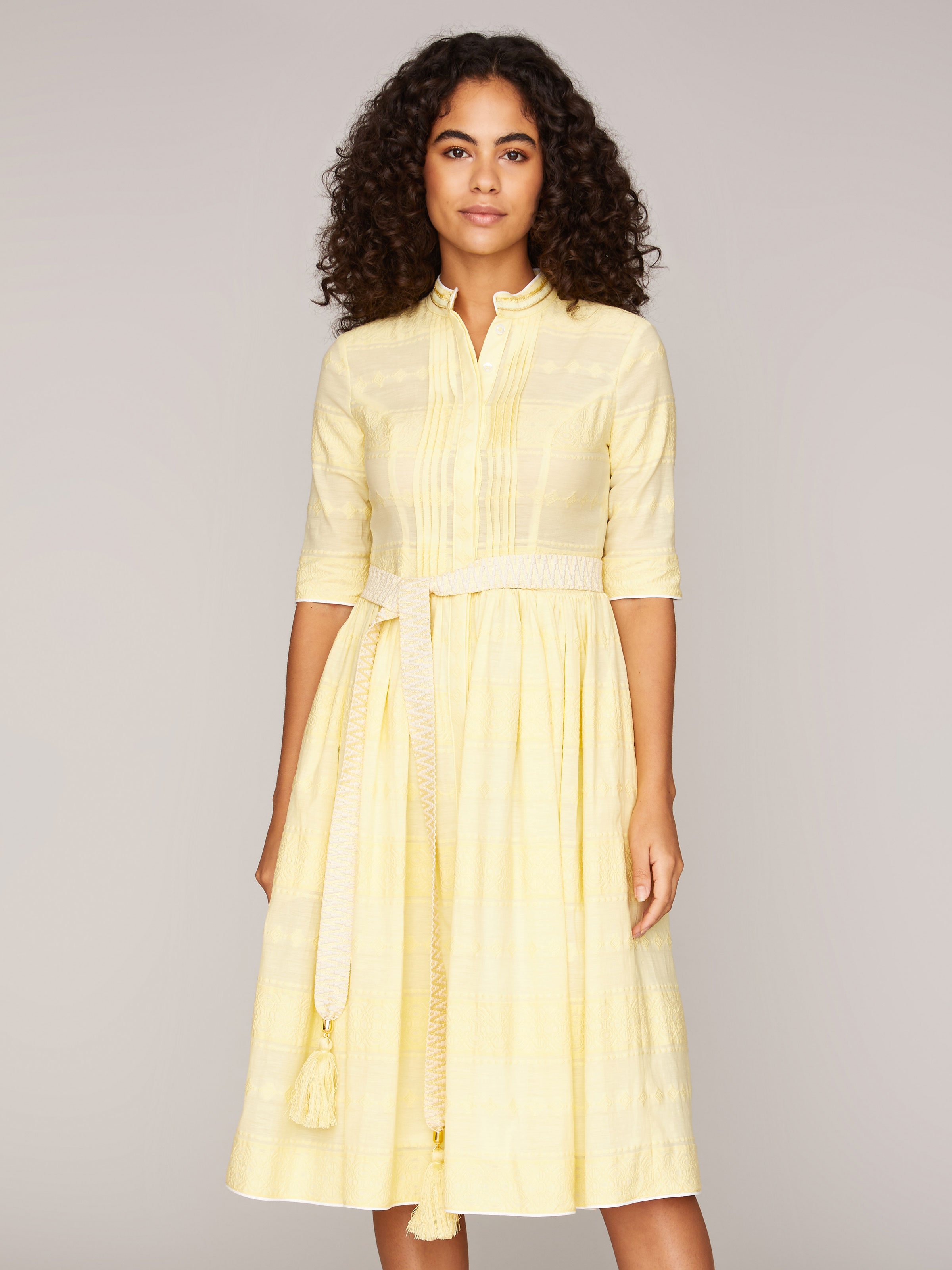 Gelbes Kleid mit Taillengürtel