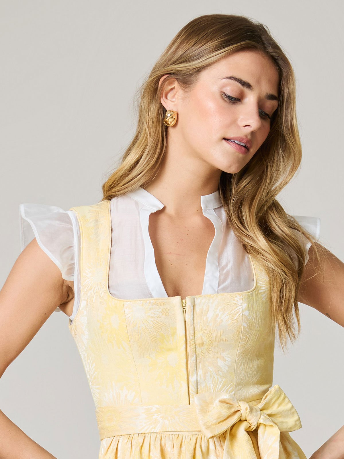 Transparente Dirndlbluse mit Flügelärmel