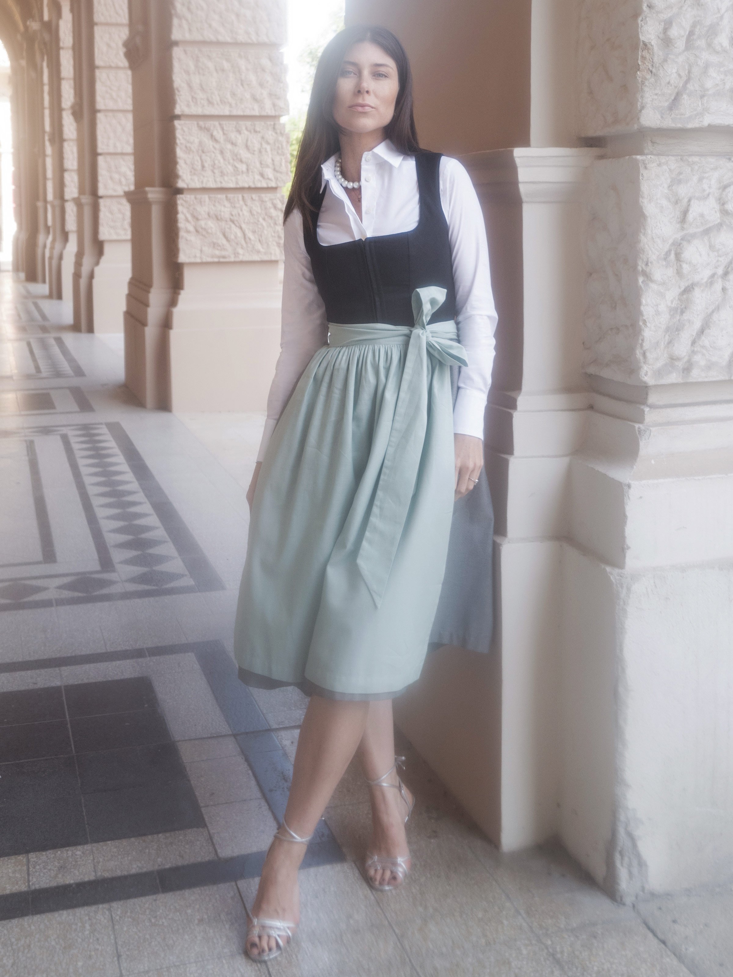 Schwarzes Dirndl mit Leinen-Mieder Schwarzes Dirndl mit Leinen-Mieder