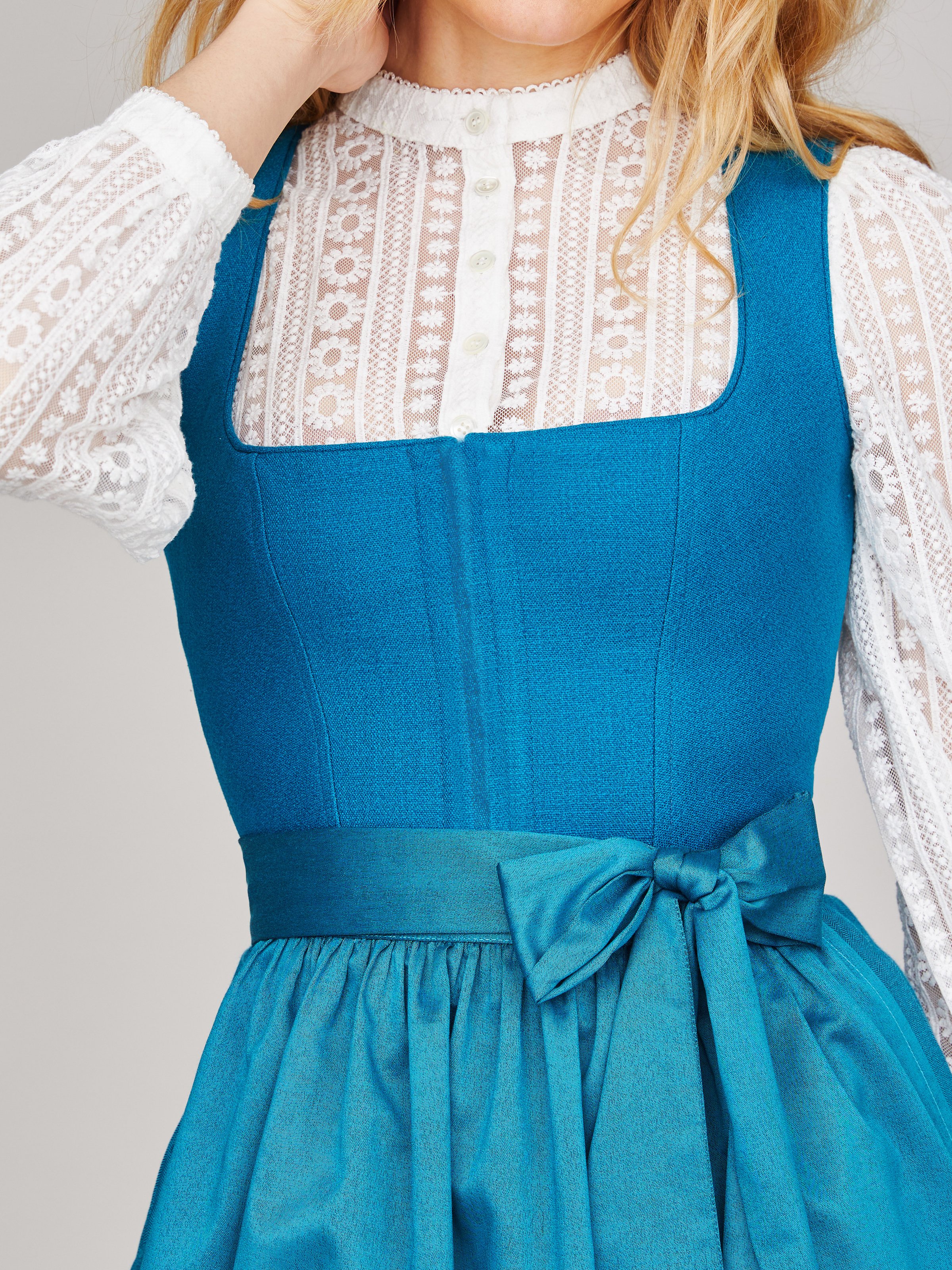 Petrol Dirndl Sapphire von LIMBERRY mit petrolfarbener Schürze Nahaufnahme Petrol Dirndl Sapphire mit petrolfarbener Schürze Nahaufnahme
