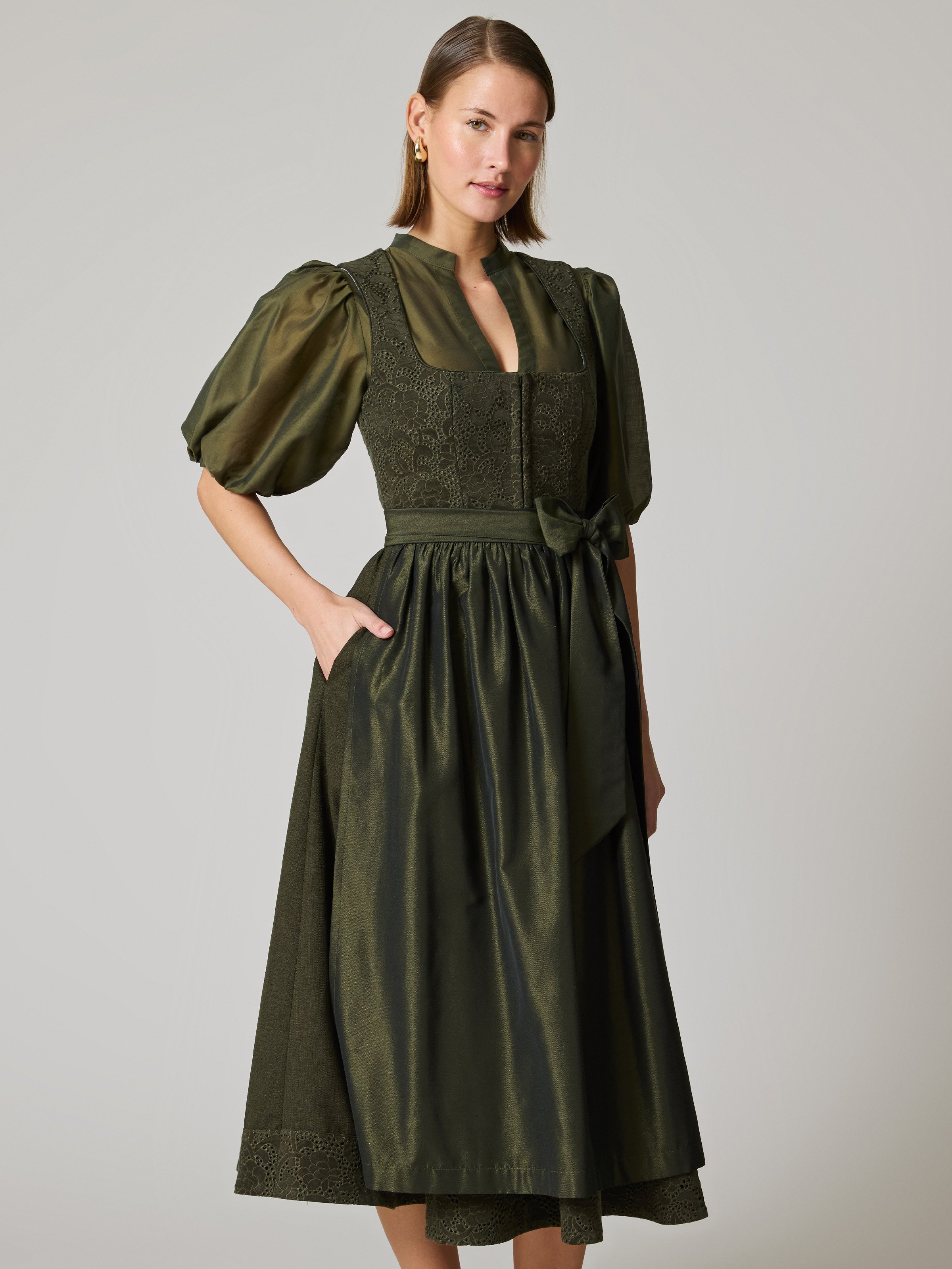 Olivgrünes Dirndl aus Lochspitze