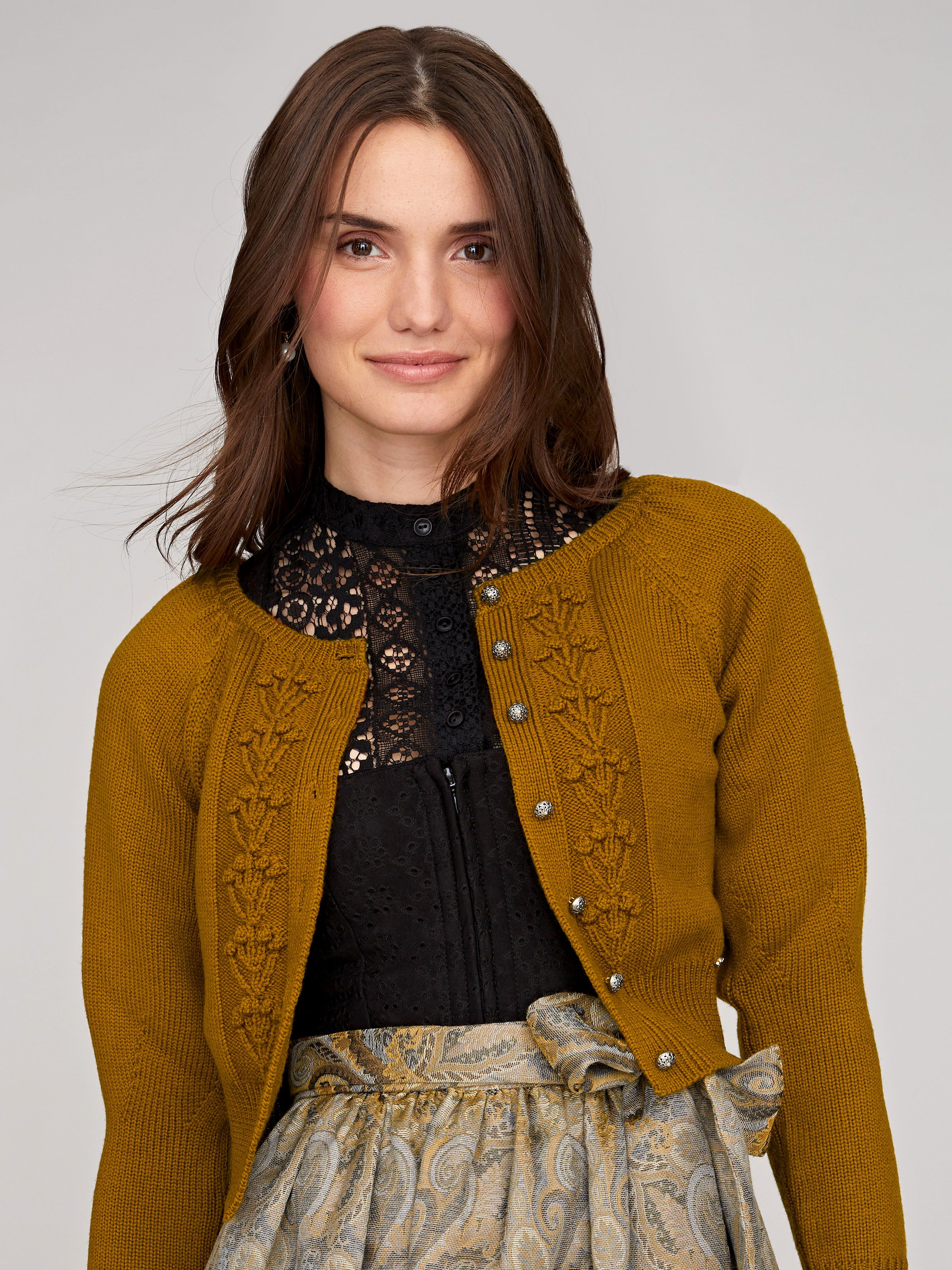 Senf-farbene Strickjacke mit aufwendigem Muster
