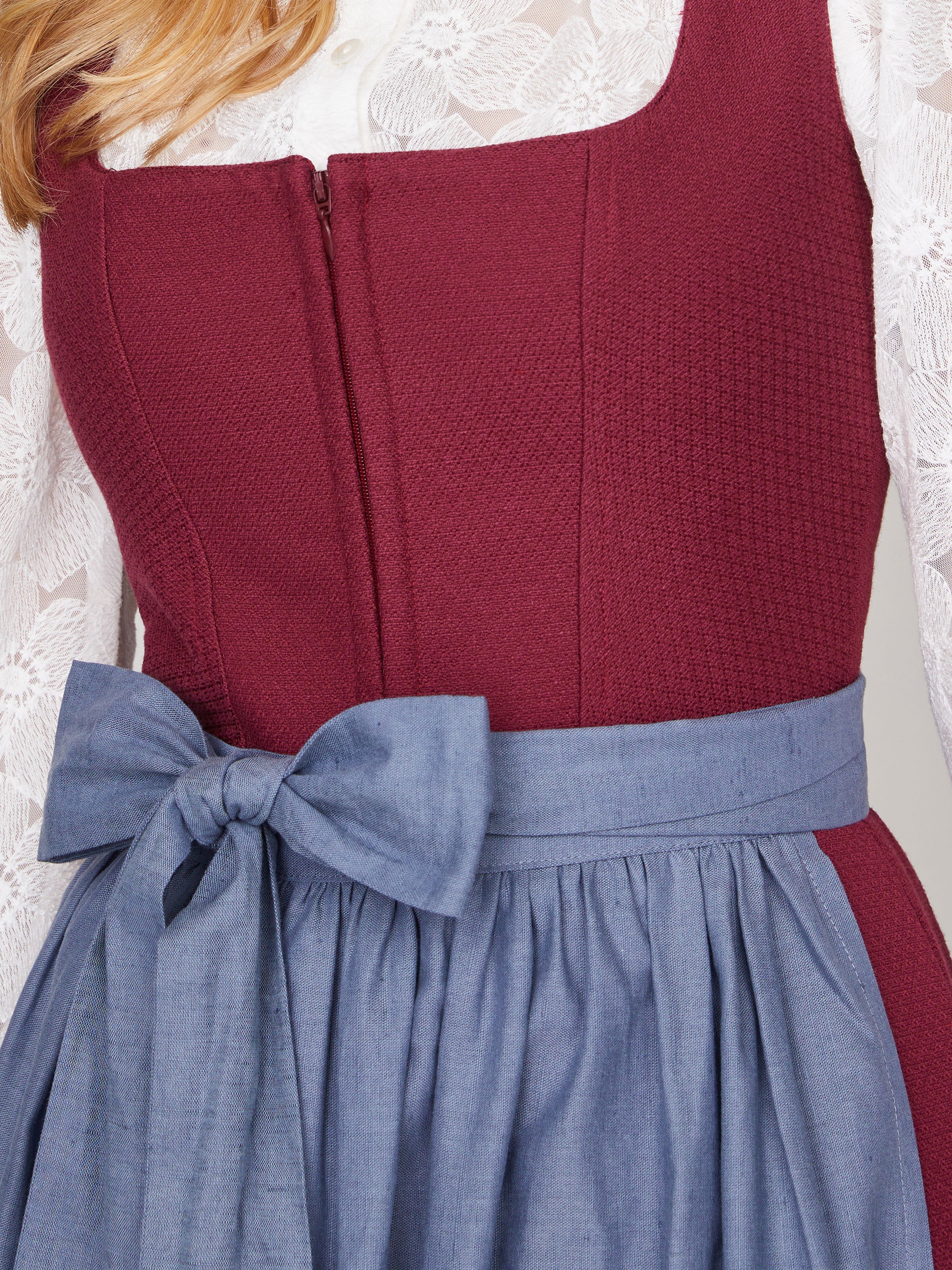 Rubinrotes strukturiertes Dirndl Rubinrotes strukturiertes Dirndl