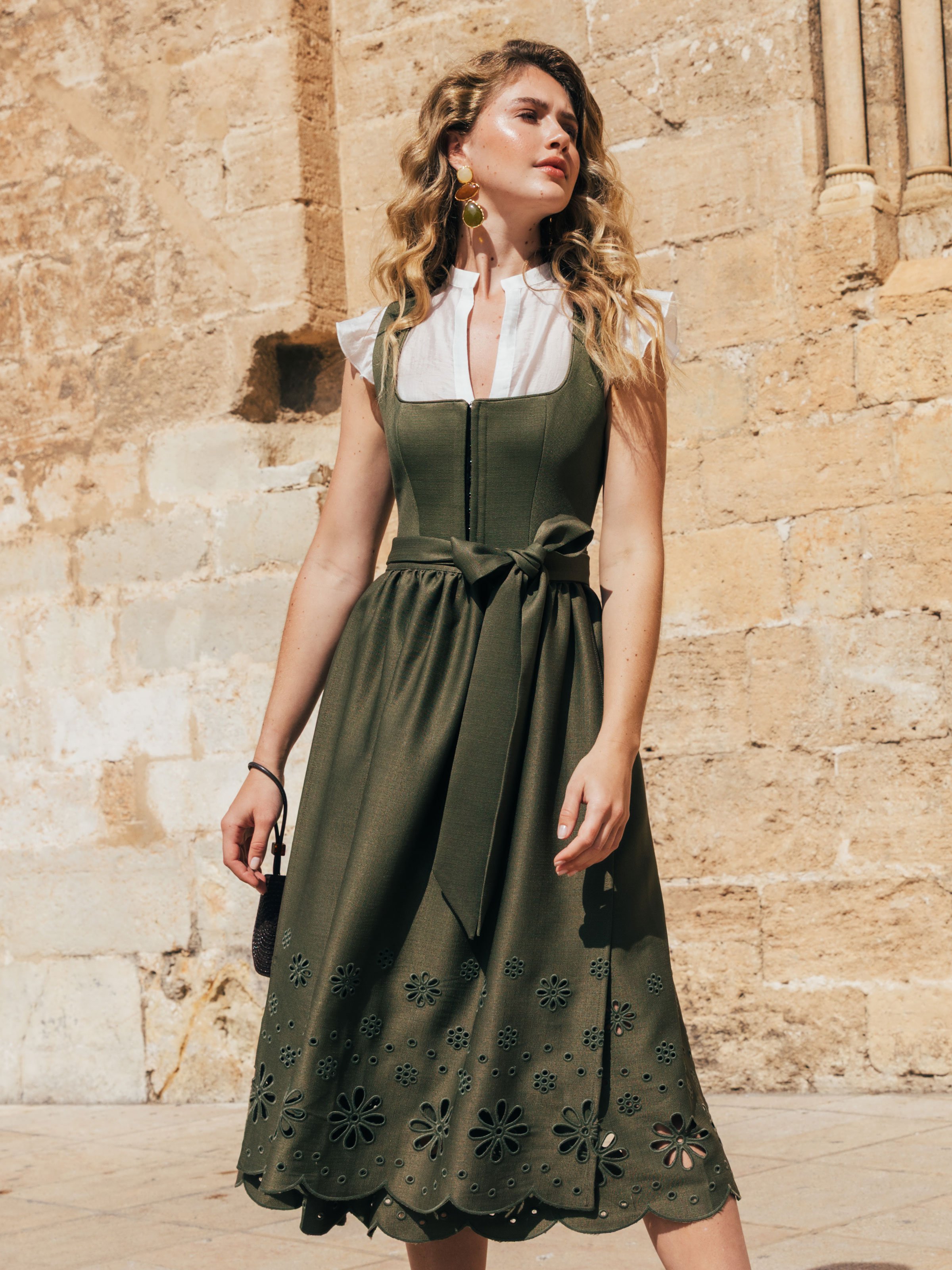 Grünes Dirndl mit Lochspitze am Rock