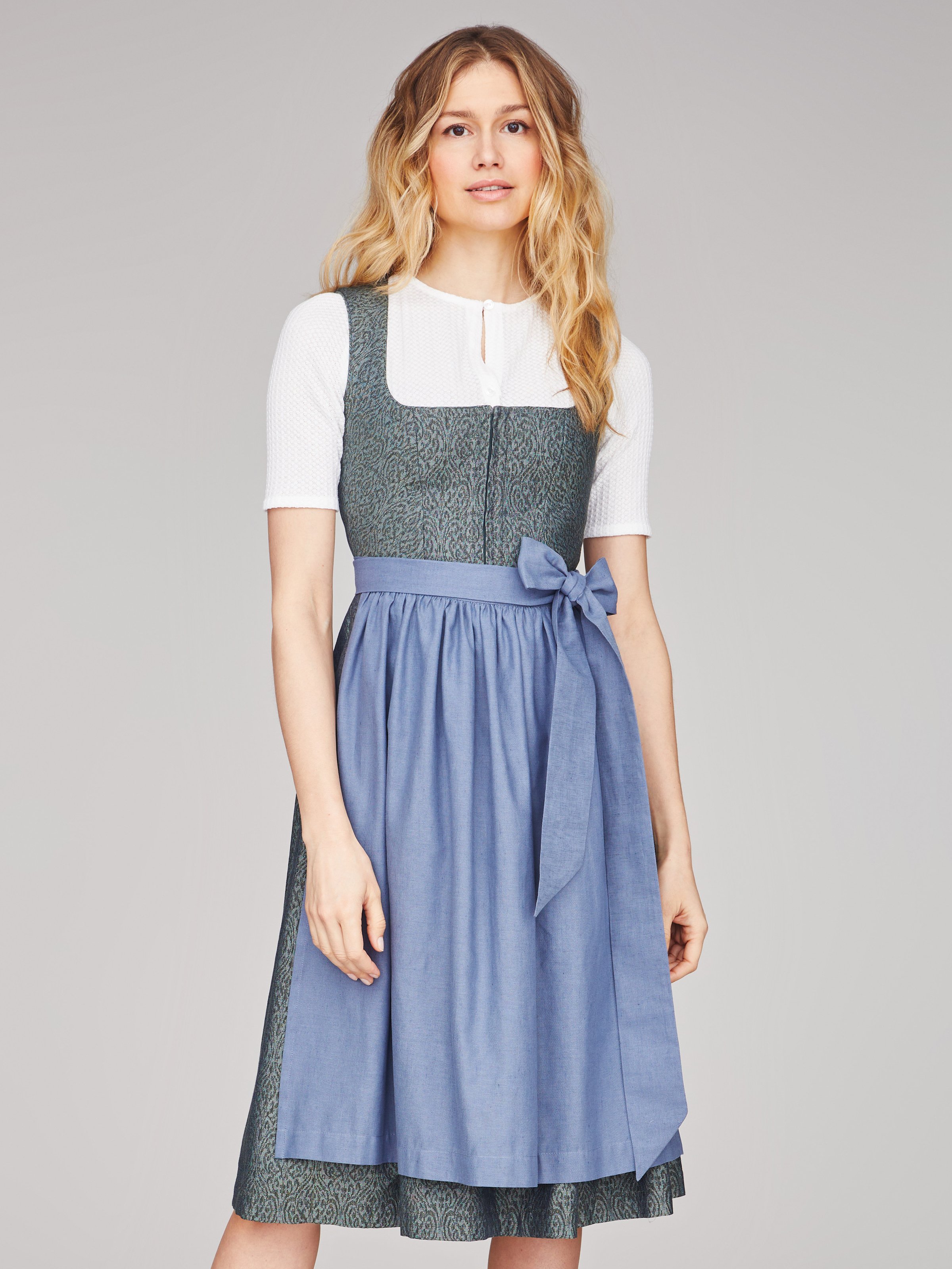 Dunkelgrün schimmerndes Dirndl Dunkelgrün schimmerndes Dirndl