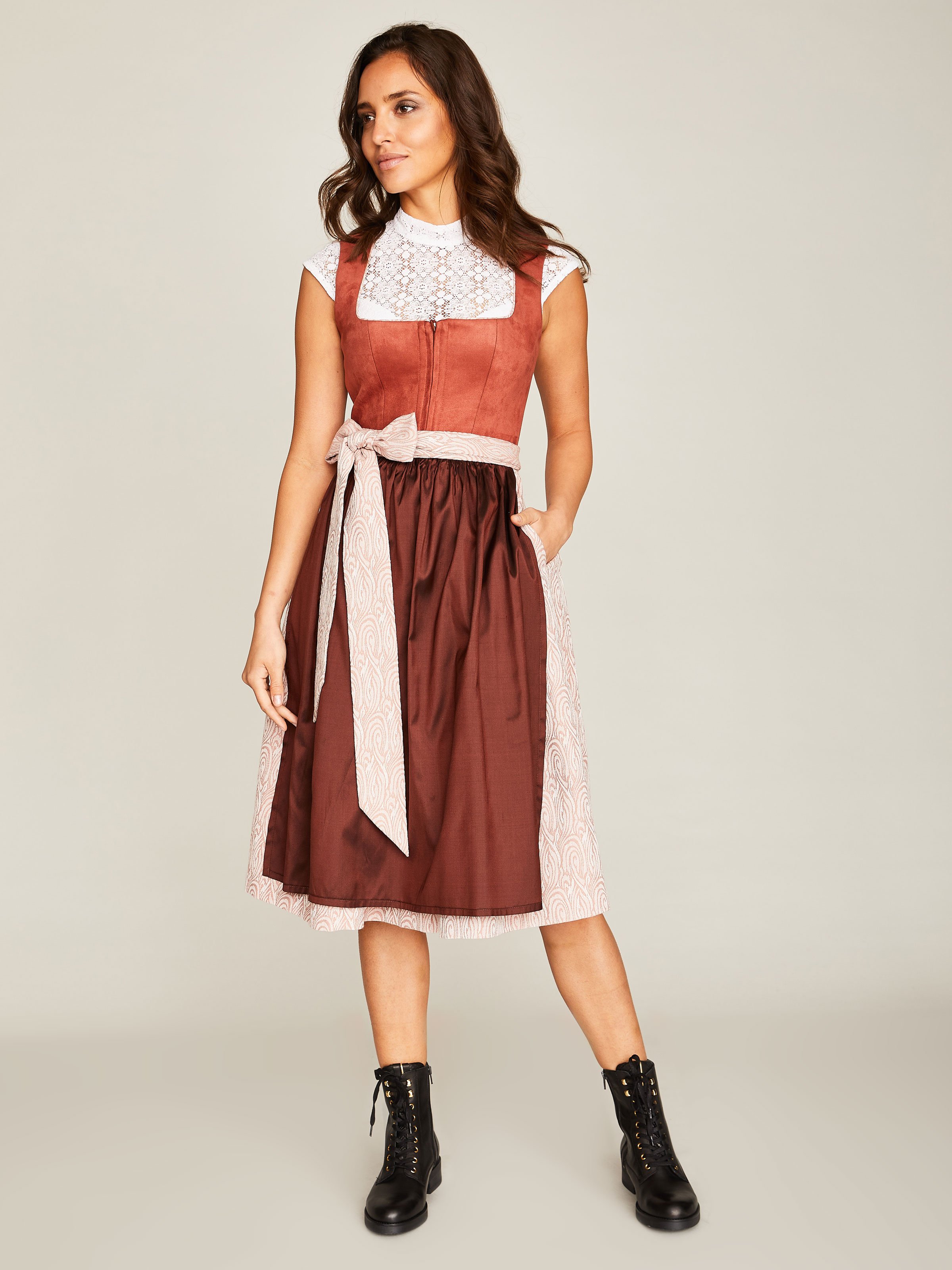 Rostbraunes Dirndl im Animalprint mit zwei Schürzen