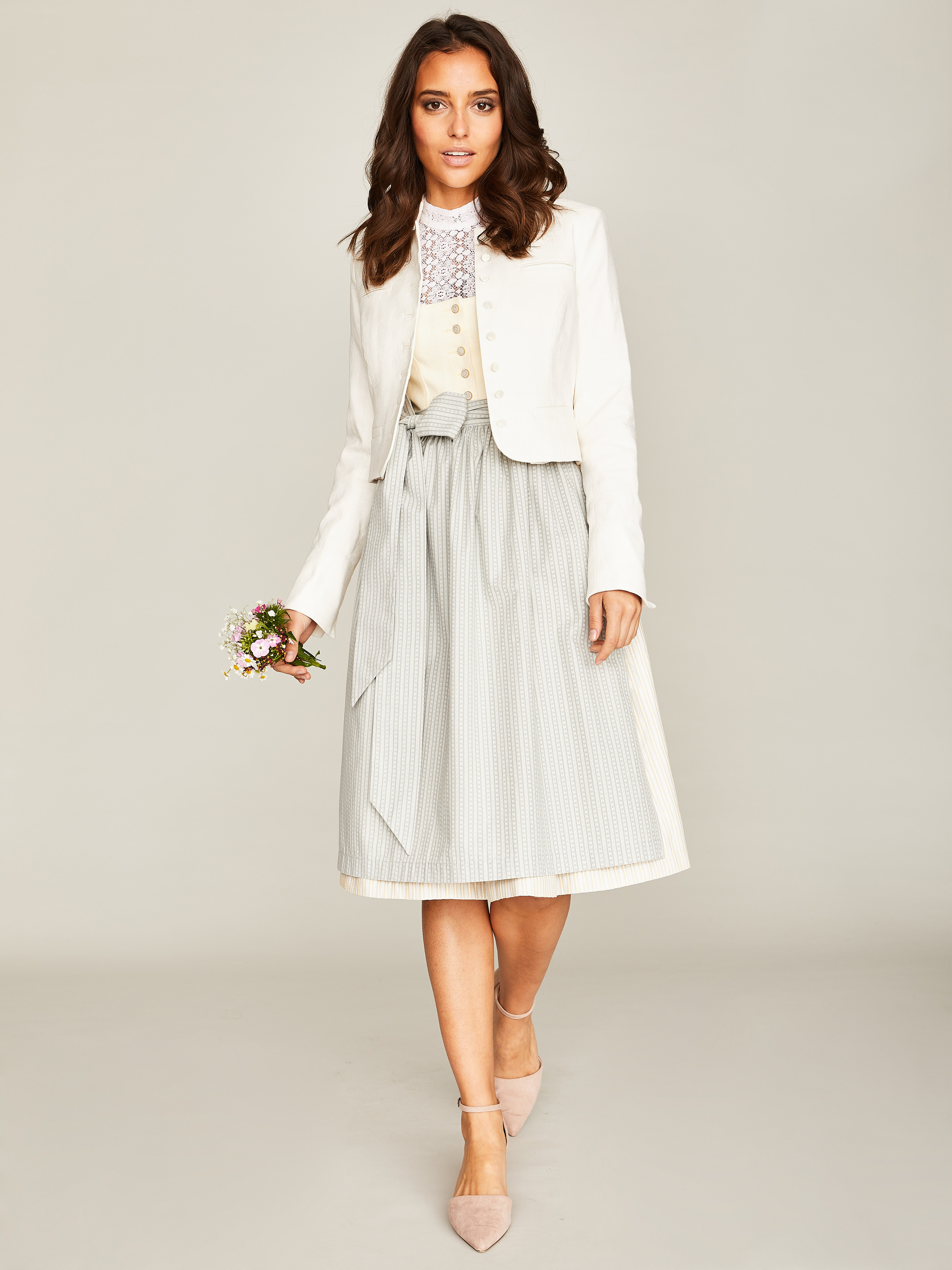 Hellgelbes Dirndl mit zwei Schürzen 