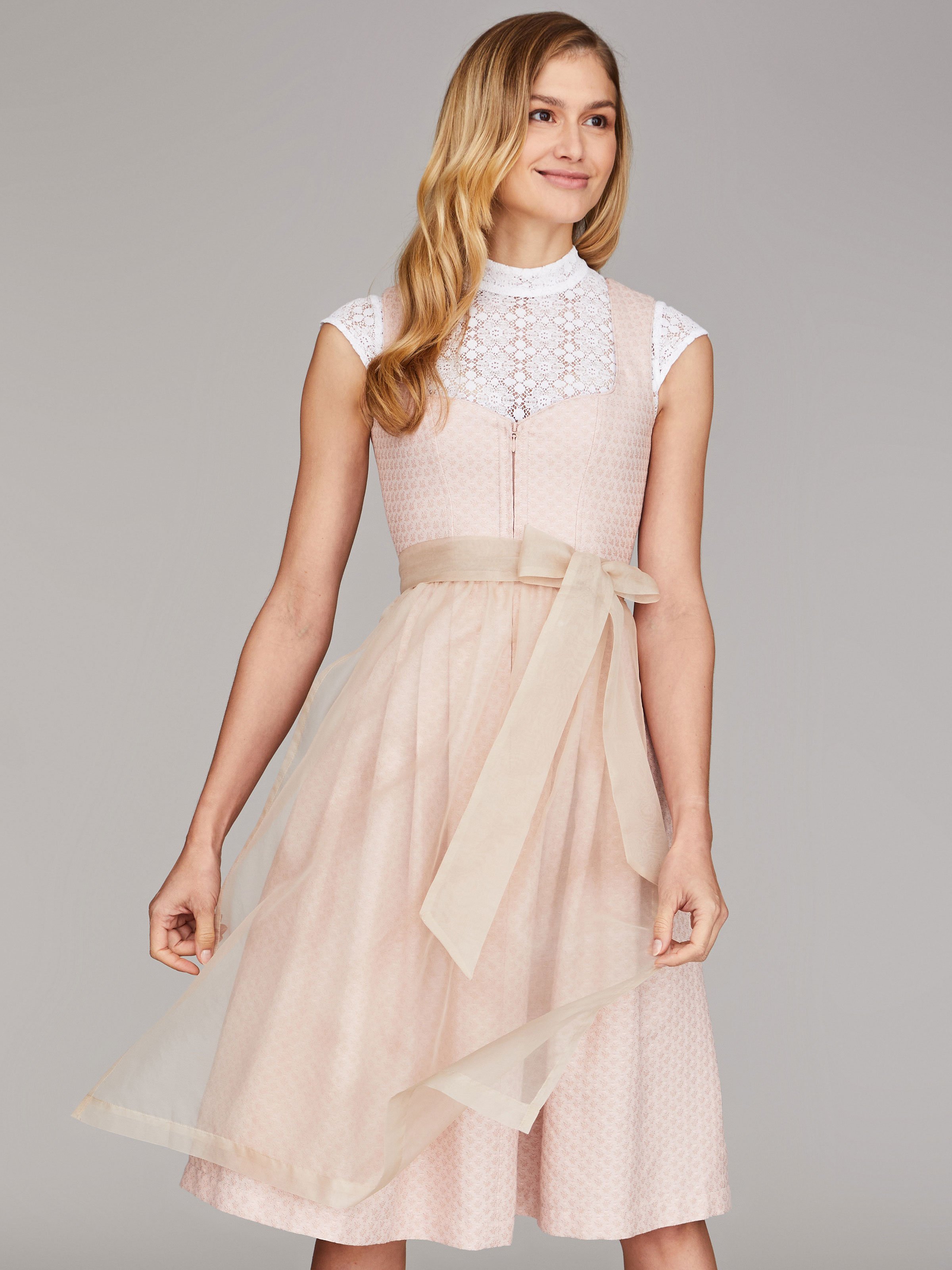 Hellrosa Dirndl mit Herzausschnitt Hellrosa Dirndl mit Herzausschnitt