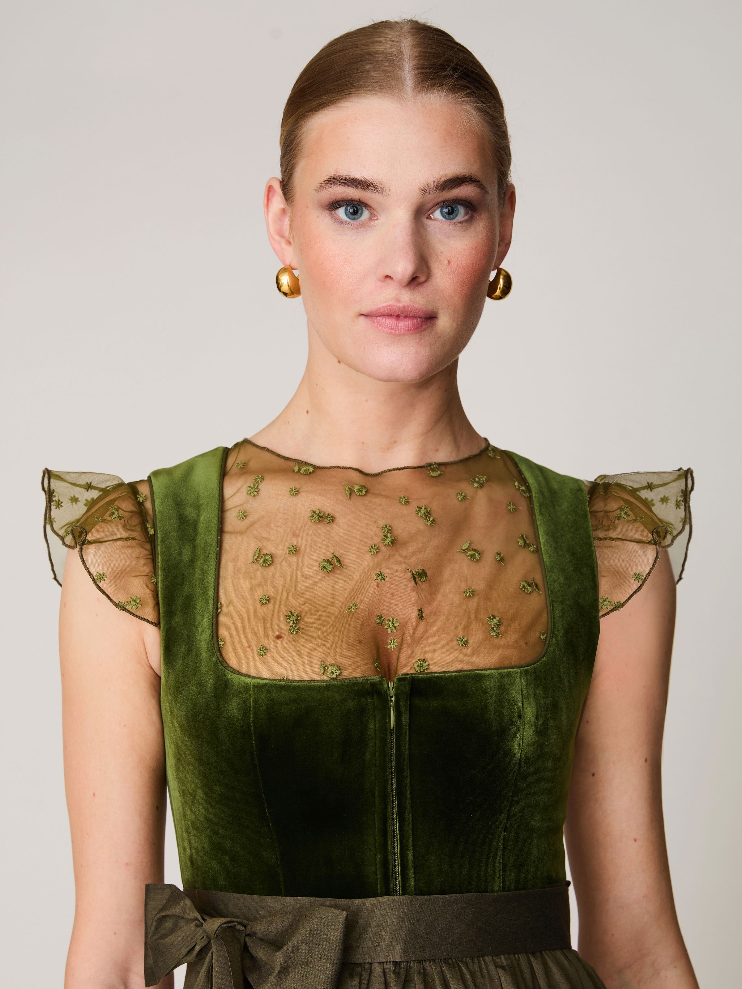 Dirndlbluse in Khaki mit Flügelärmel