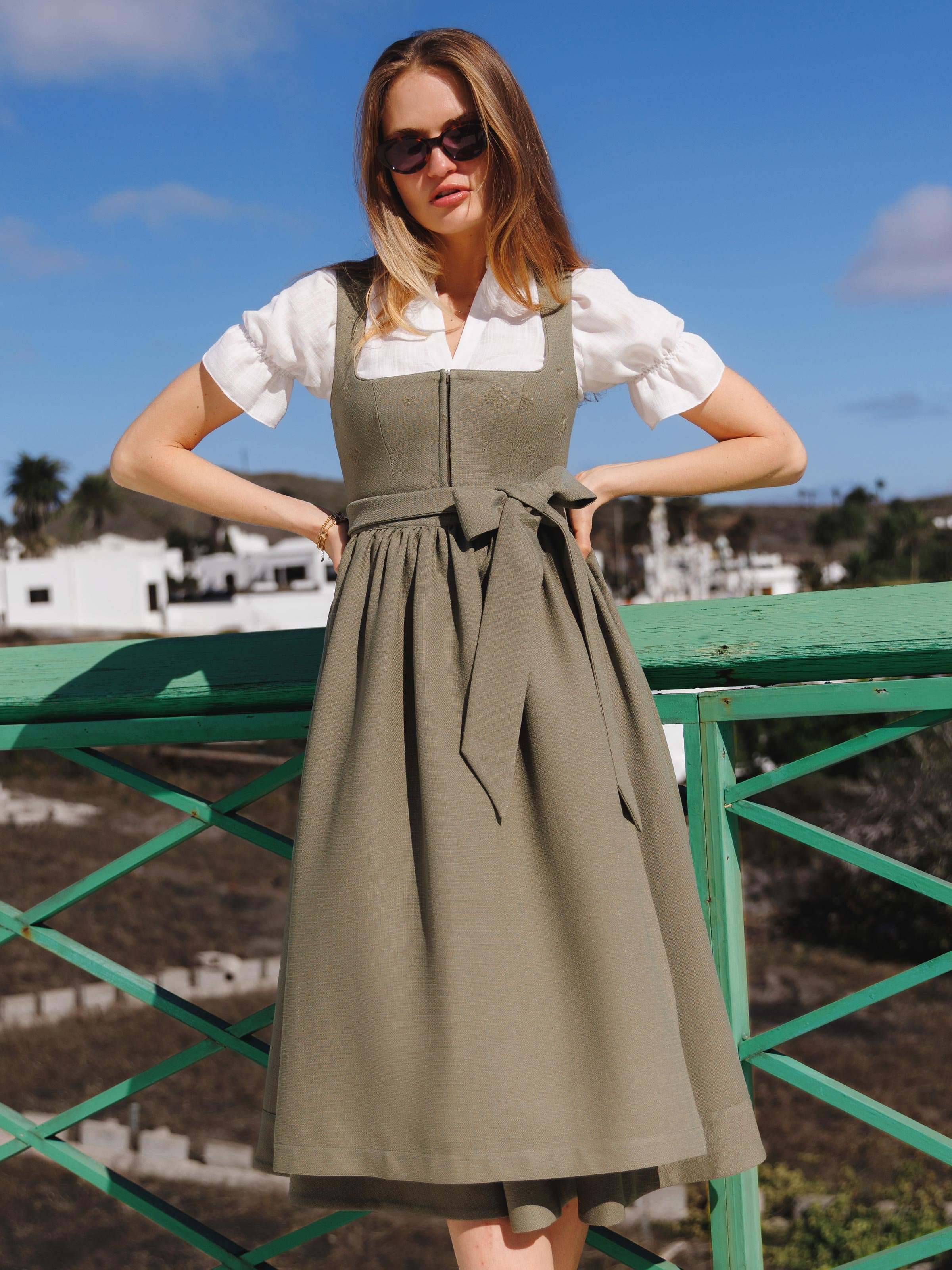 Dirndl in Olive mit Blumenstickerei