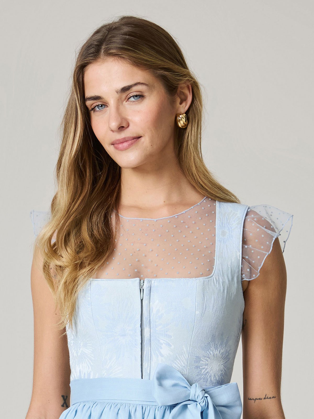 Hellblaue Dirndlbluse mit Pünktchen