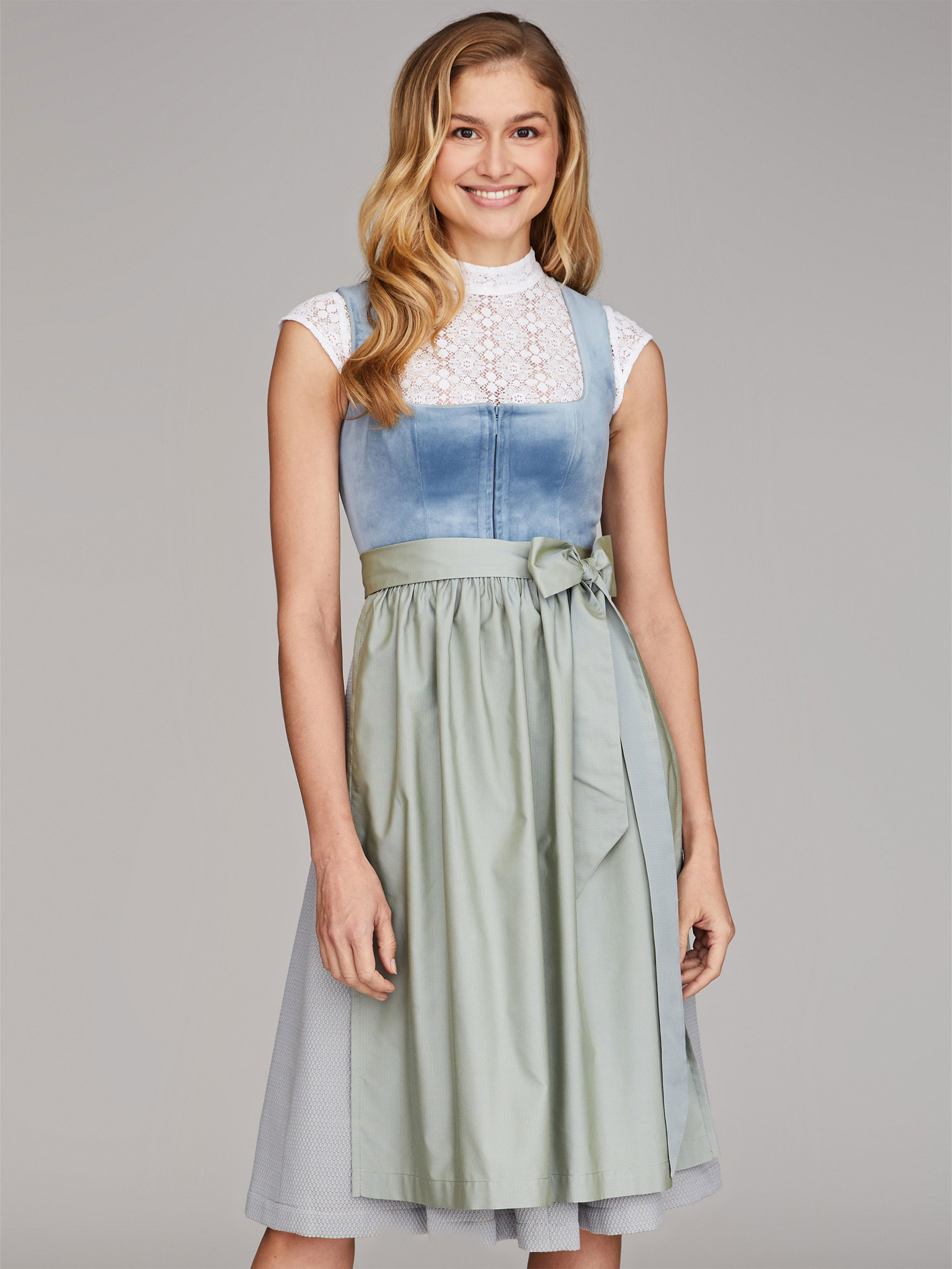 Mittelblaues Samtdirndl Mittelblaues Samtdirndl