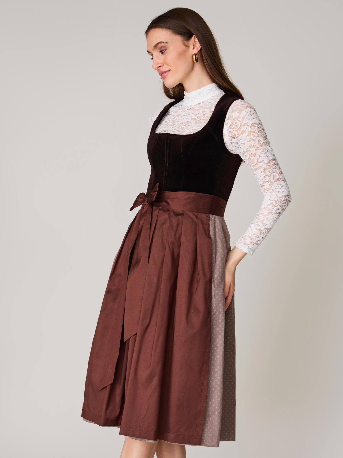 Dunkelbraunes Dirndl mit Samt-Mieder