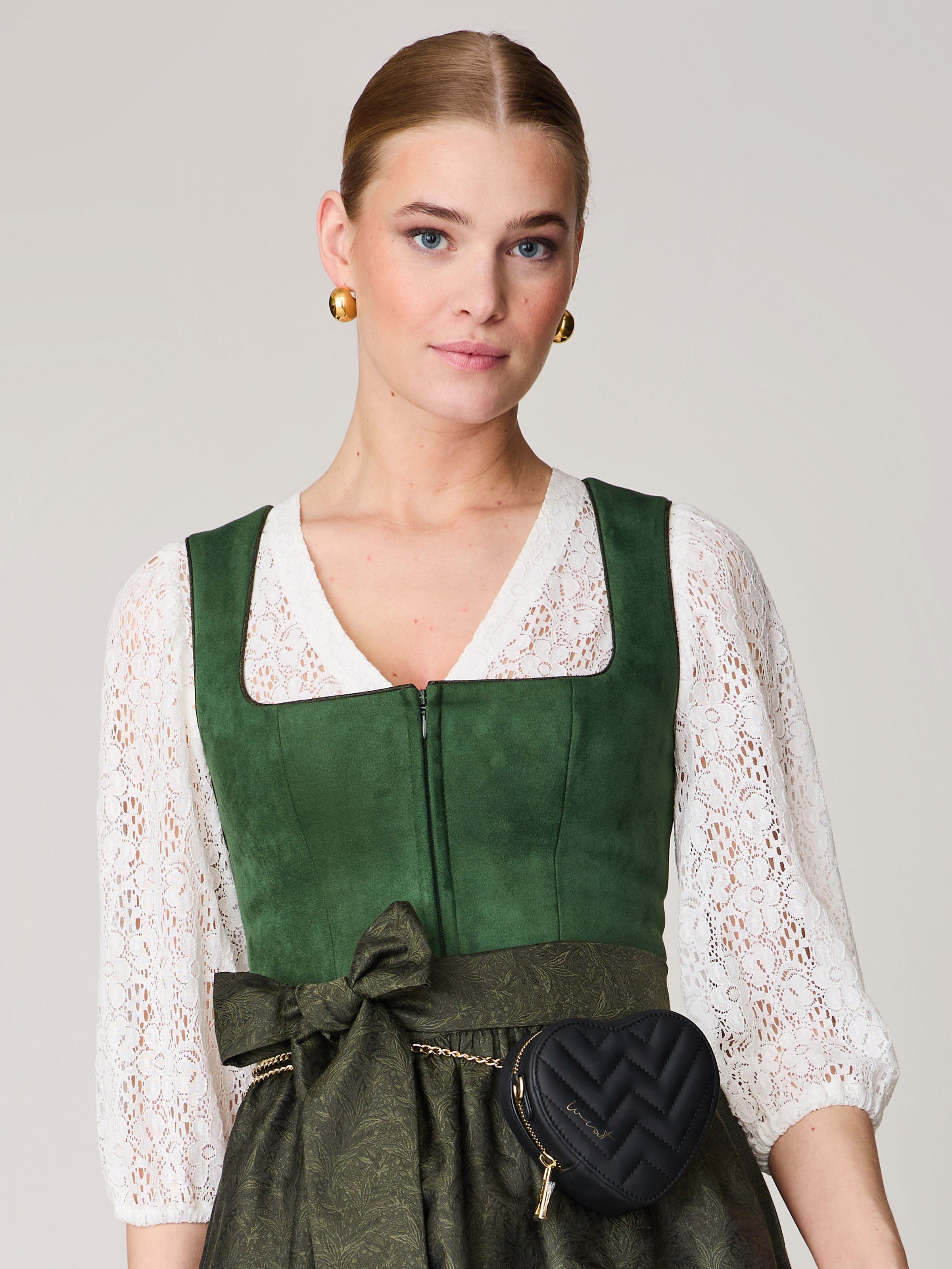 Weiße Dirndlbluse mit V-Ausschnitt