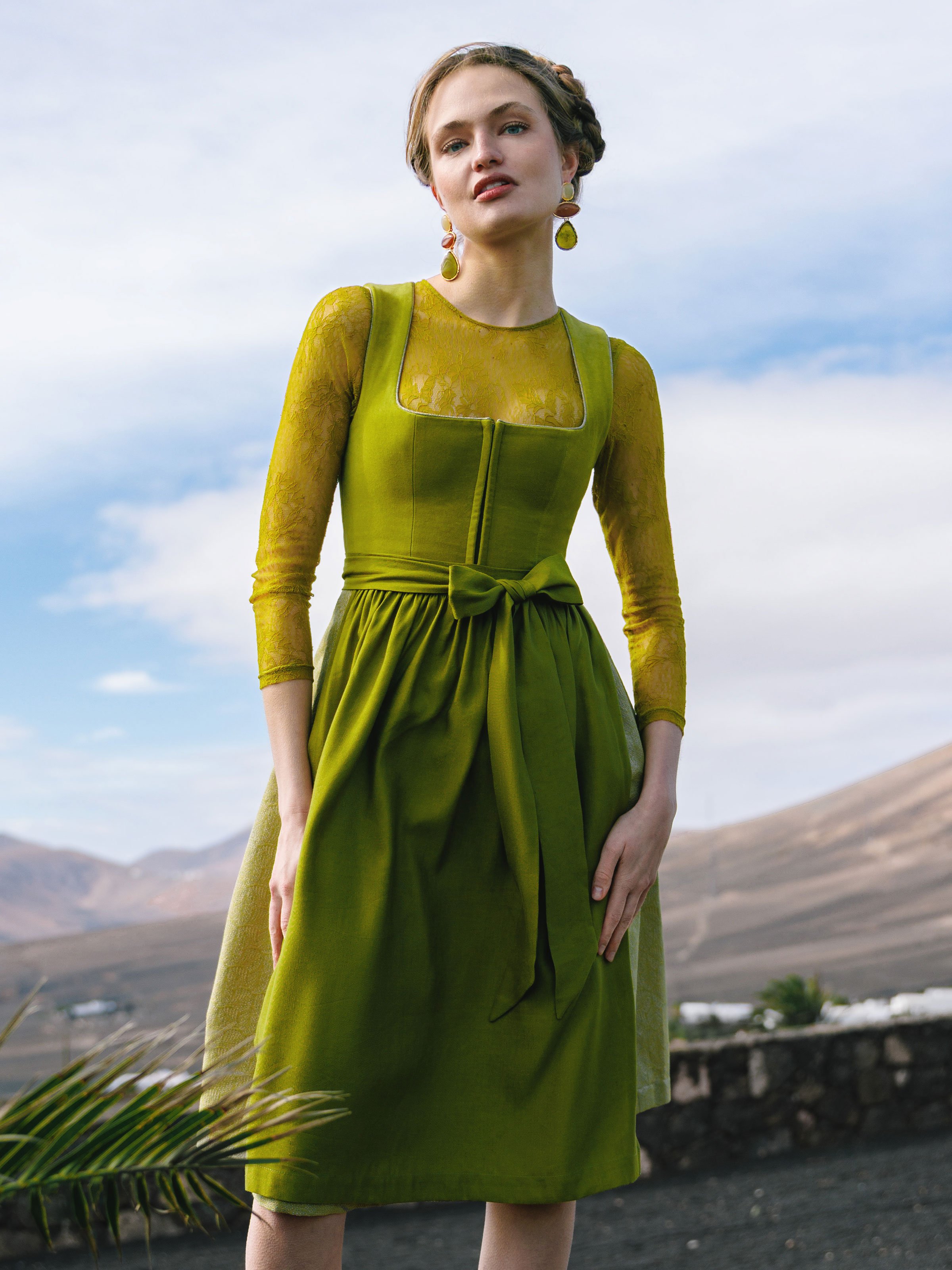 Dirndl in Oliv mit Samtmieder