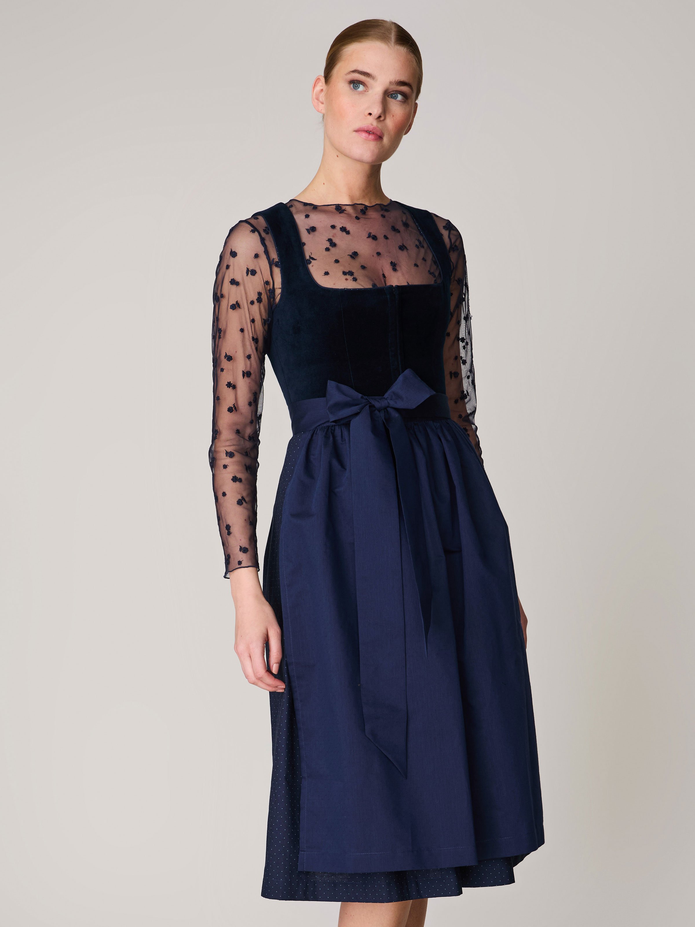 Marineblaues Dirndl mit Samtmieder