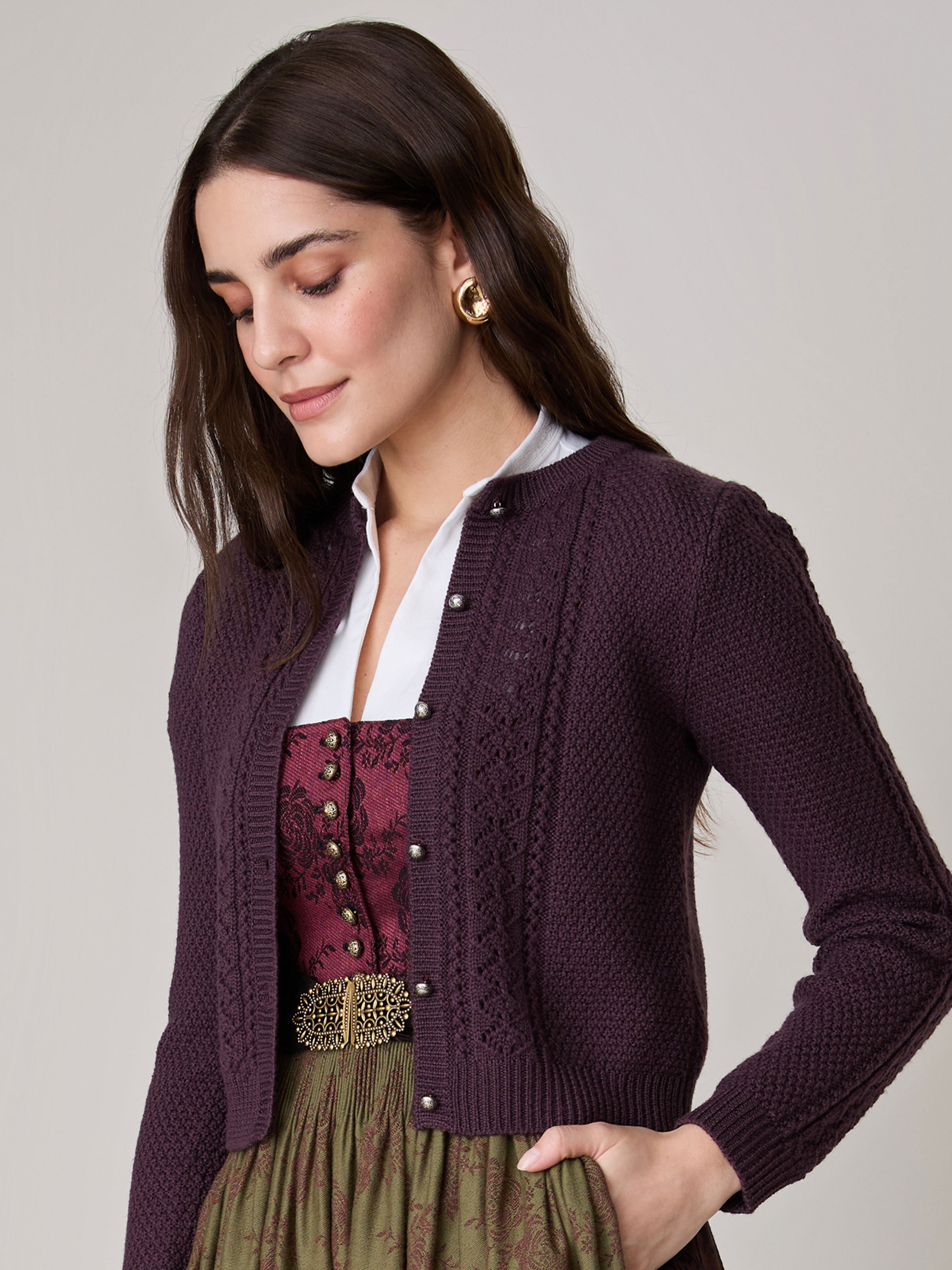 Brombeerfarbene Strickjacke