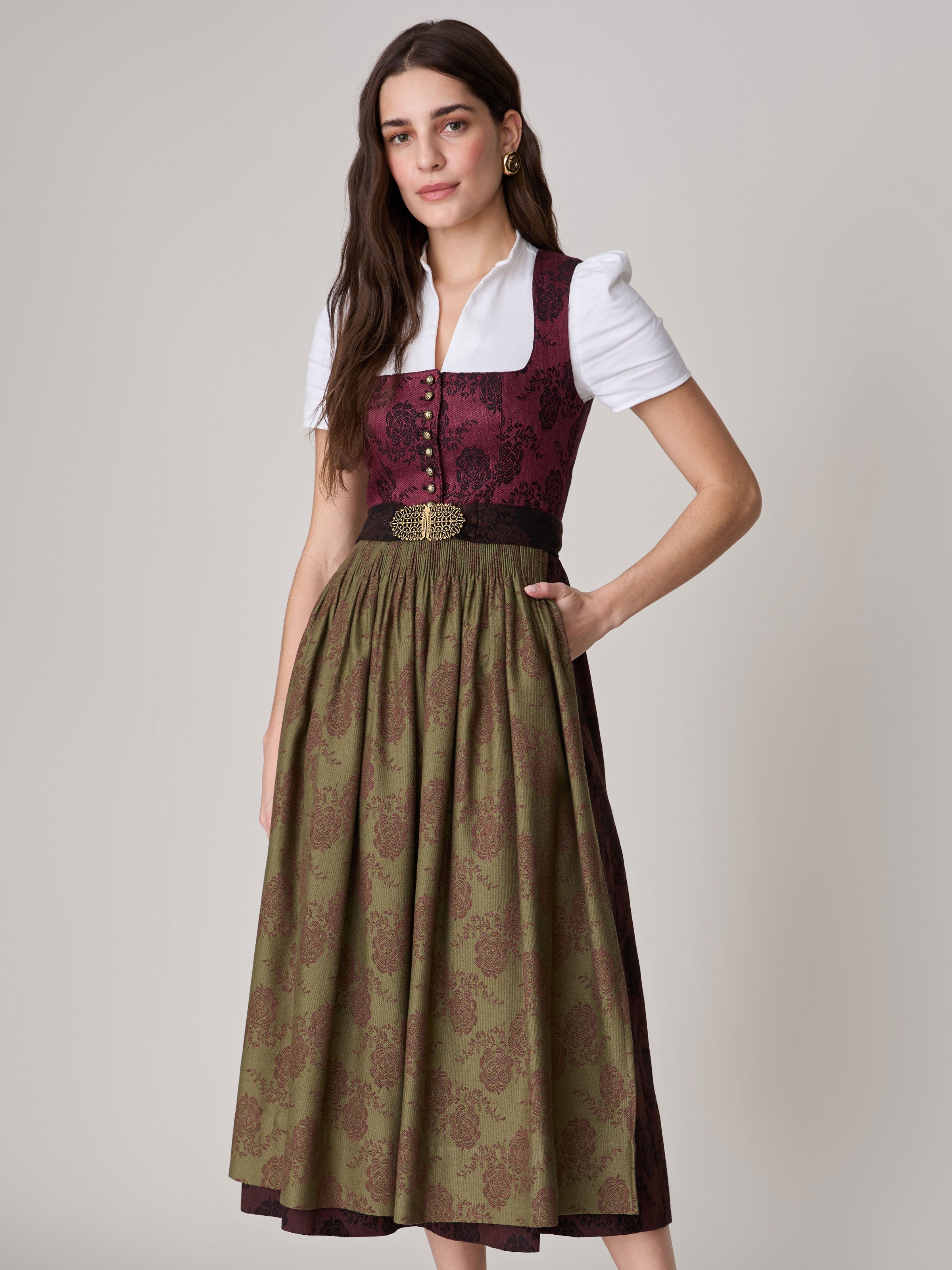 Beerenfarbenes Dirndl mit floralem Muster