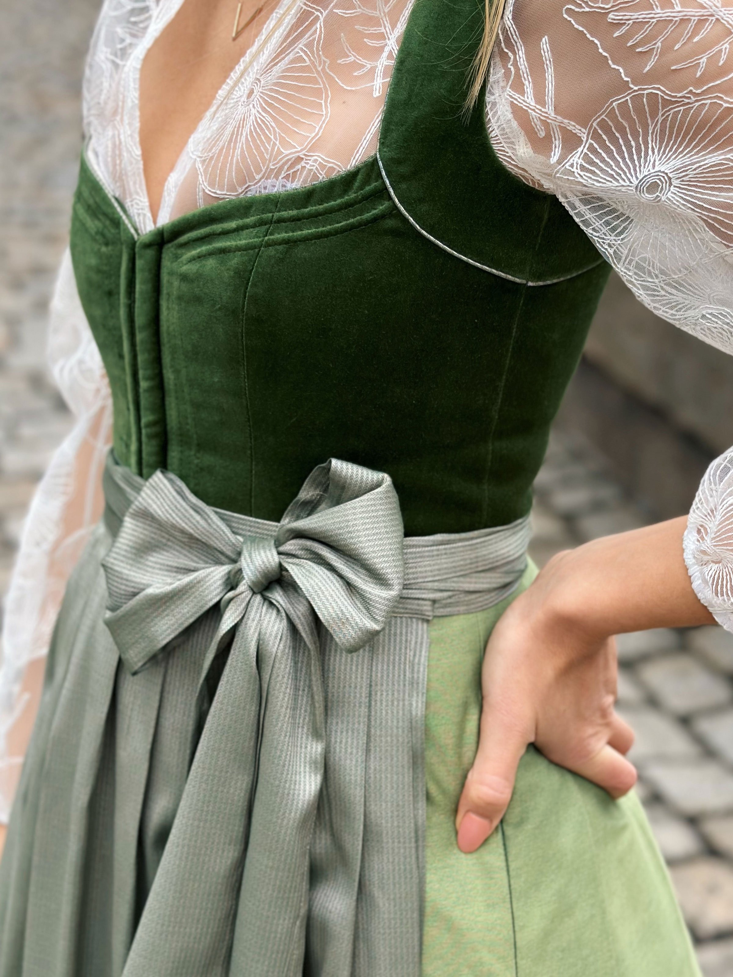 Waldgrünes Dirndl mit Samt-Mieder Waldgrünes Dirndl mit Samt-Mieder