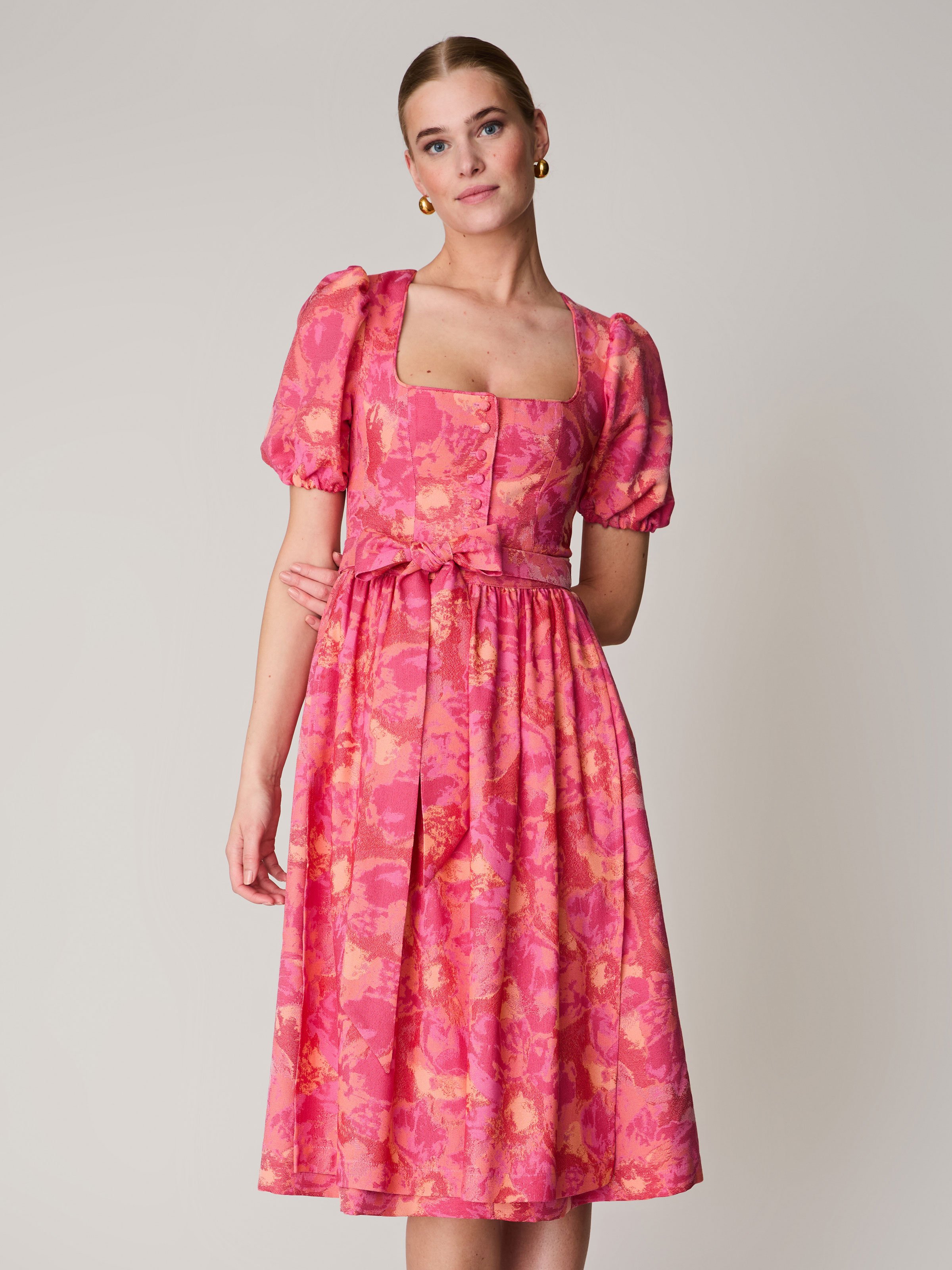 Buntes Dirndl mit Puffärmel