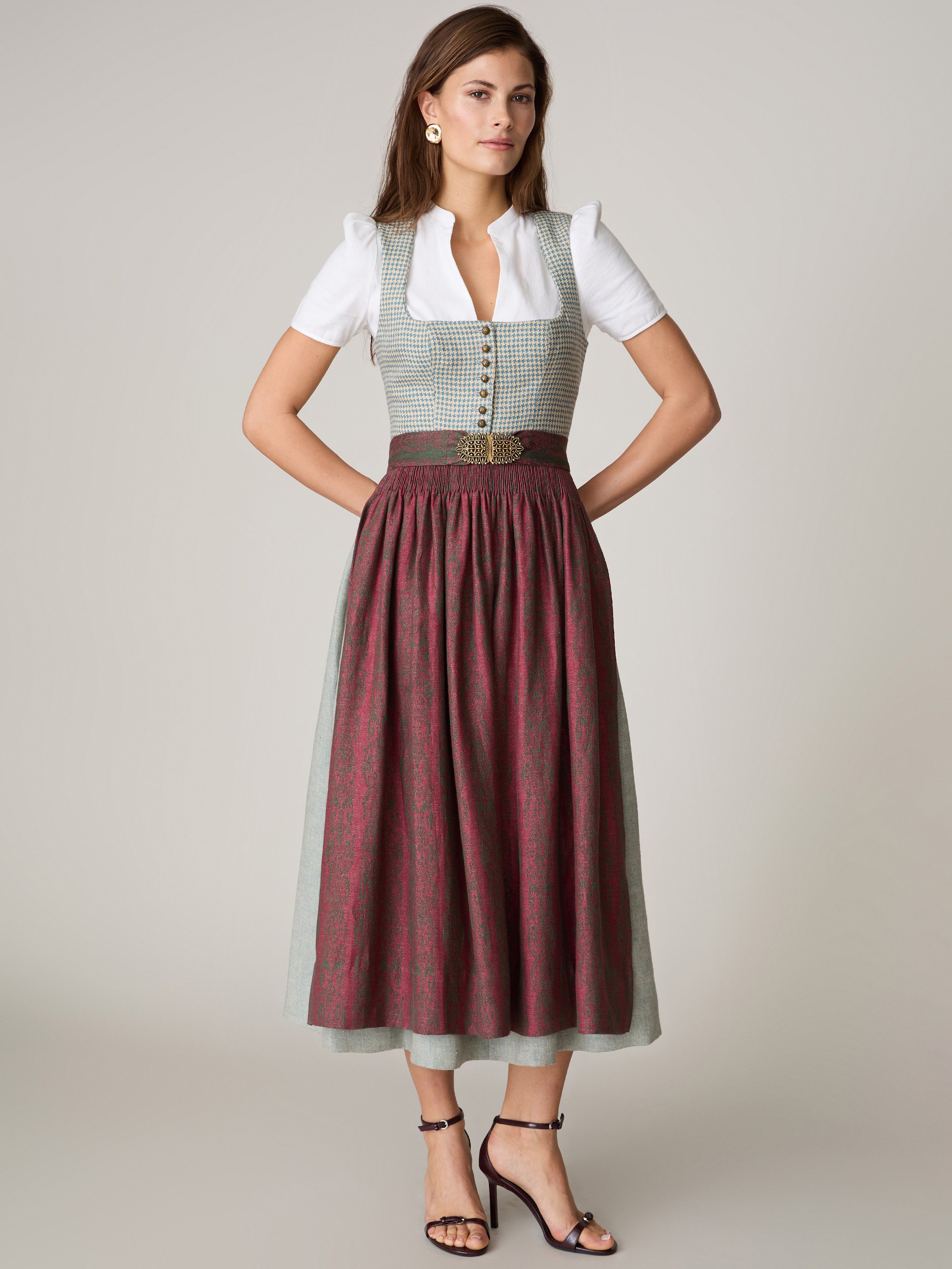 Dirnld mit Blau-beige kariertem Mieder