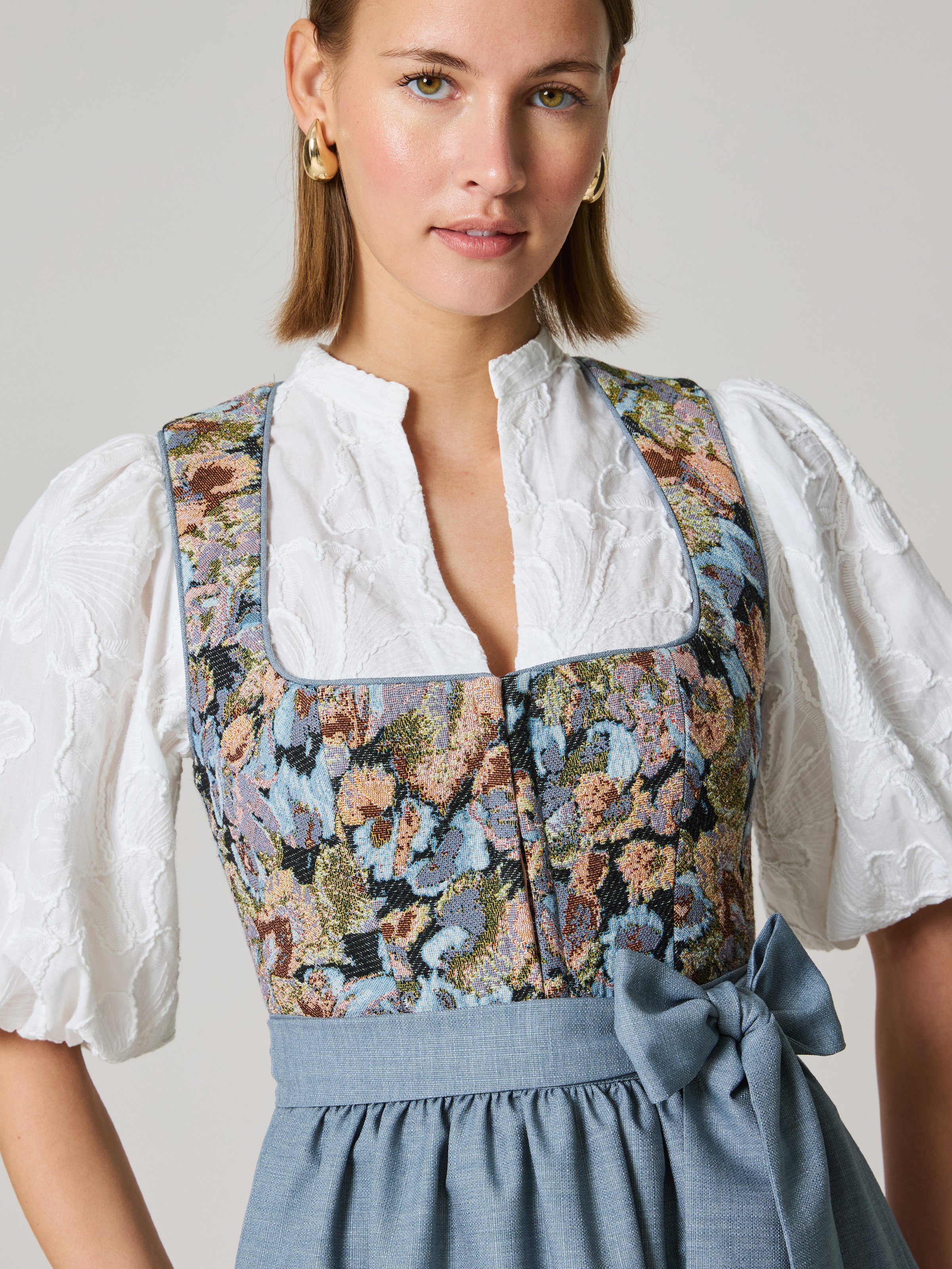 Blaues Dirndl mit edlem Jaquard Mieder