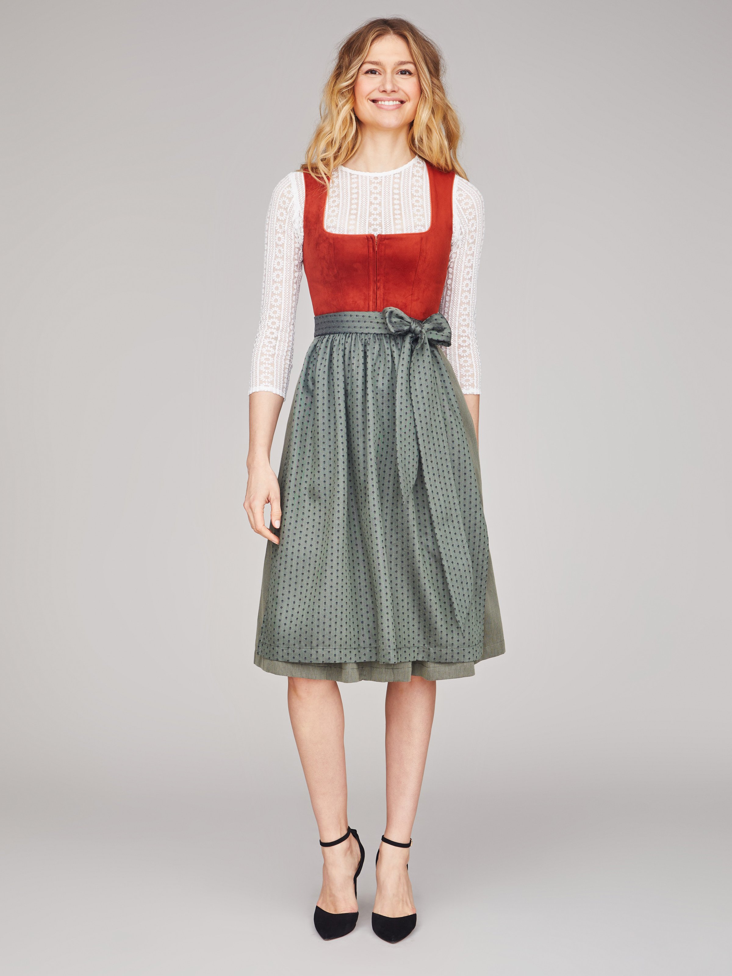 Rostrotes Dirndl mit Velours-Mieder Rostrotes Dirndl mit Velours-Mieder