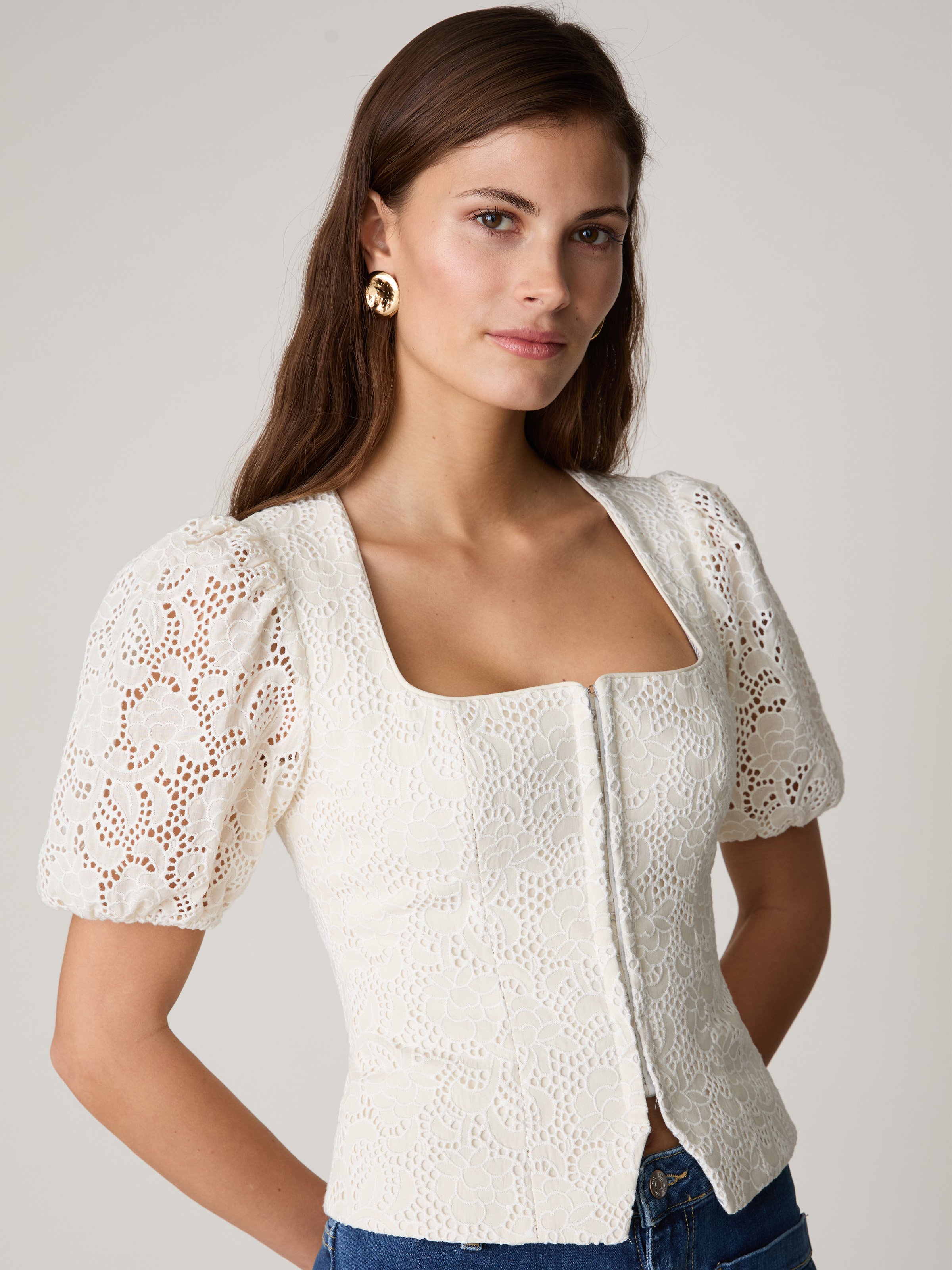 Weißes Mieder aus Lochspitze