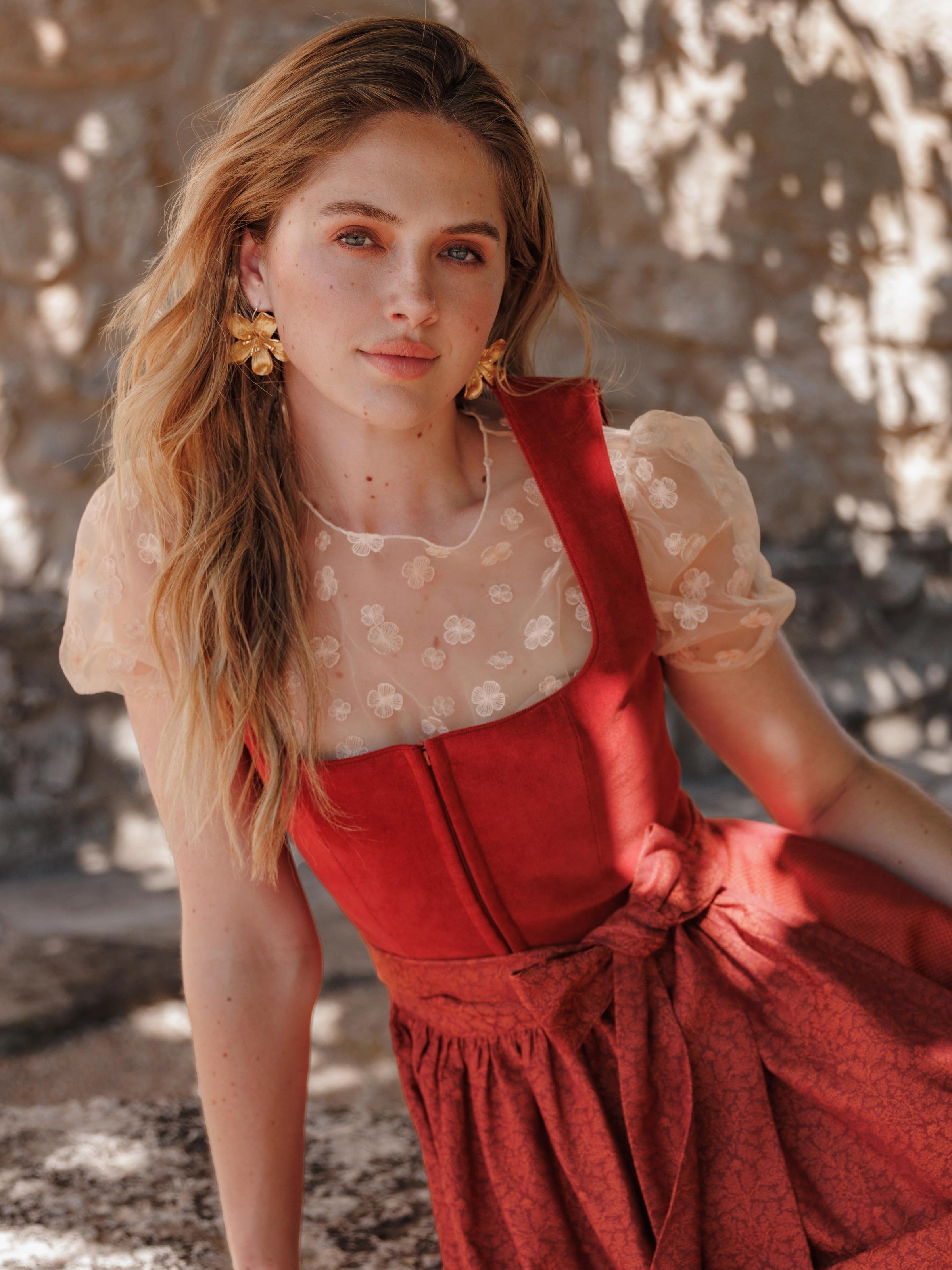 Orangefarbenes Dirndl mit Cord-Mieder