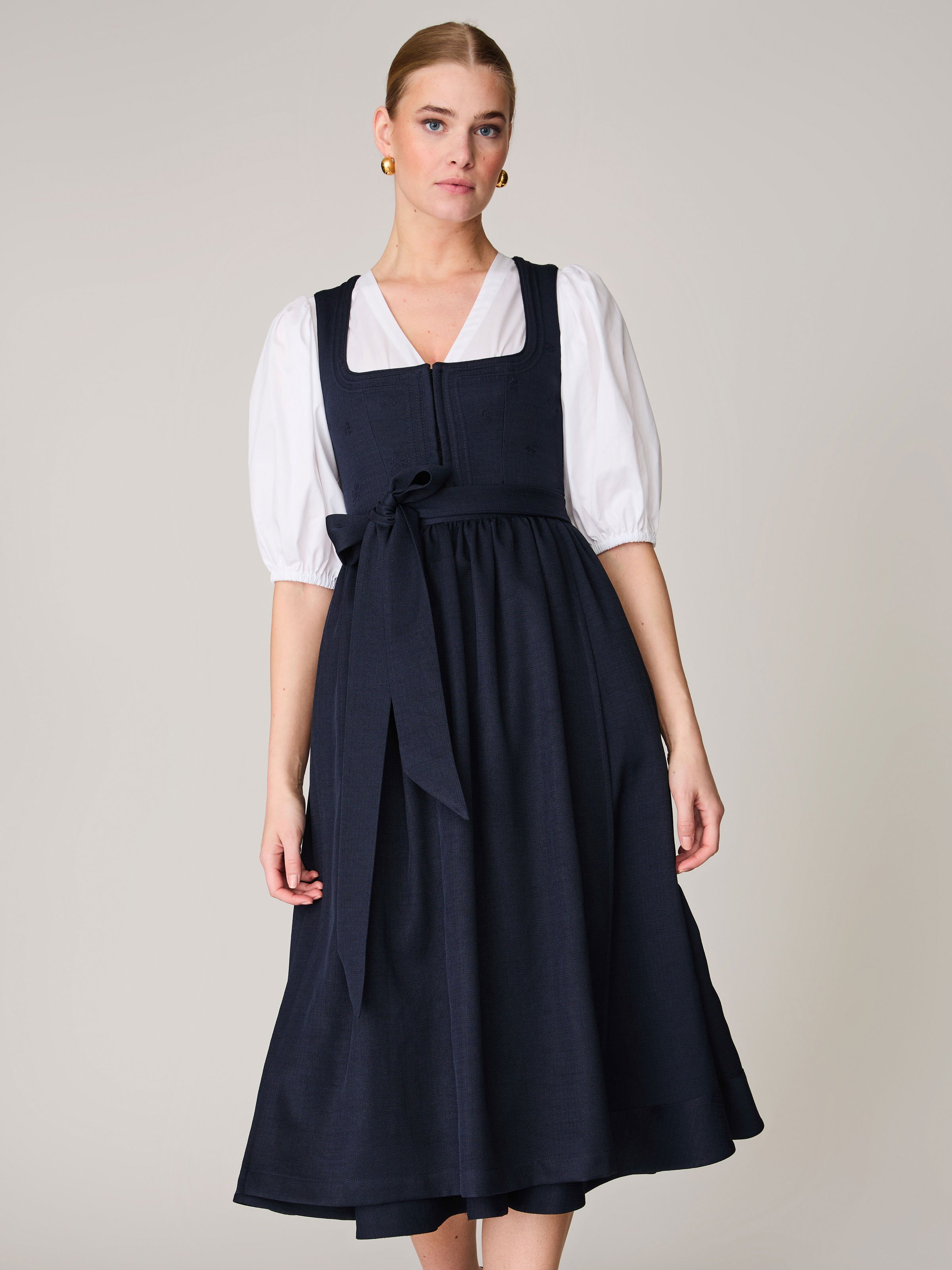 Dunkelblaues Dirndl mit Blumenstickerei