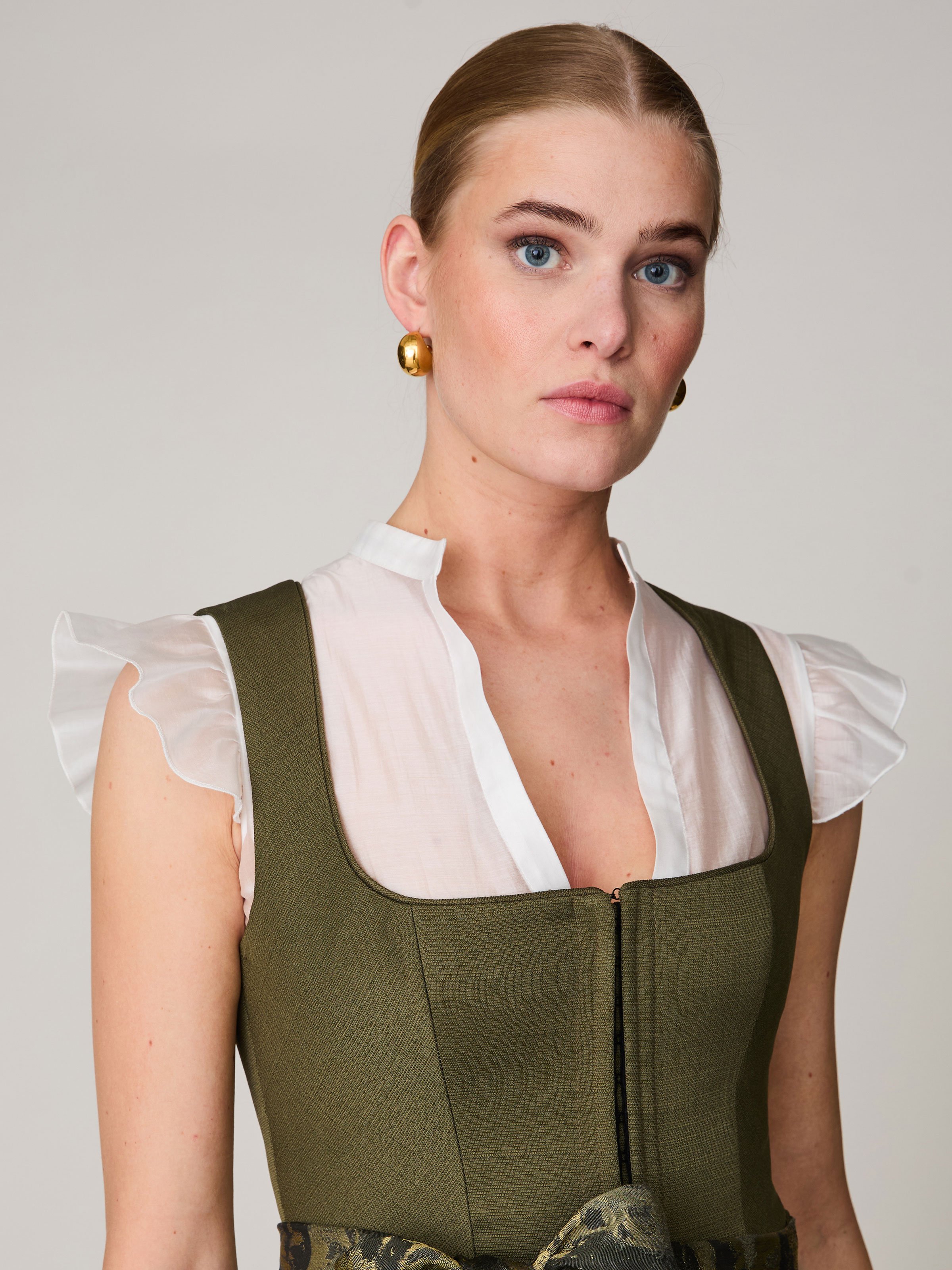 Transparente Dirndlbluse mit Flügelärmel