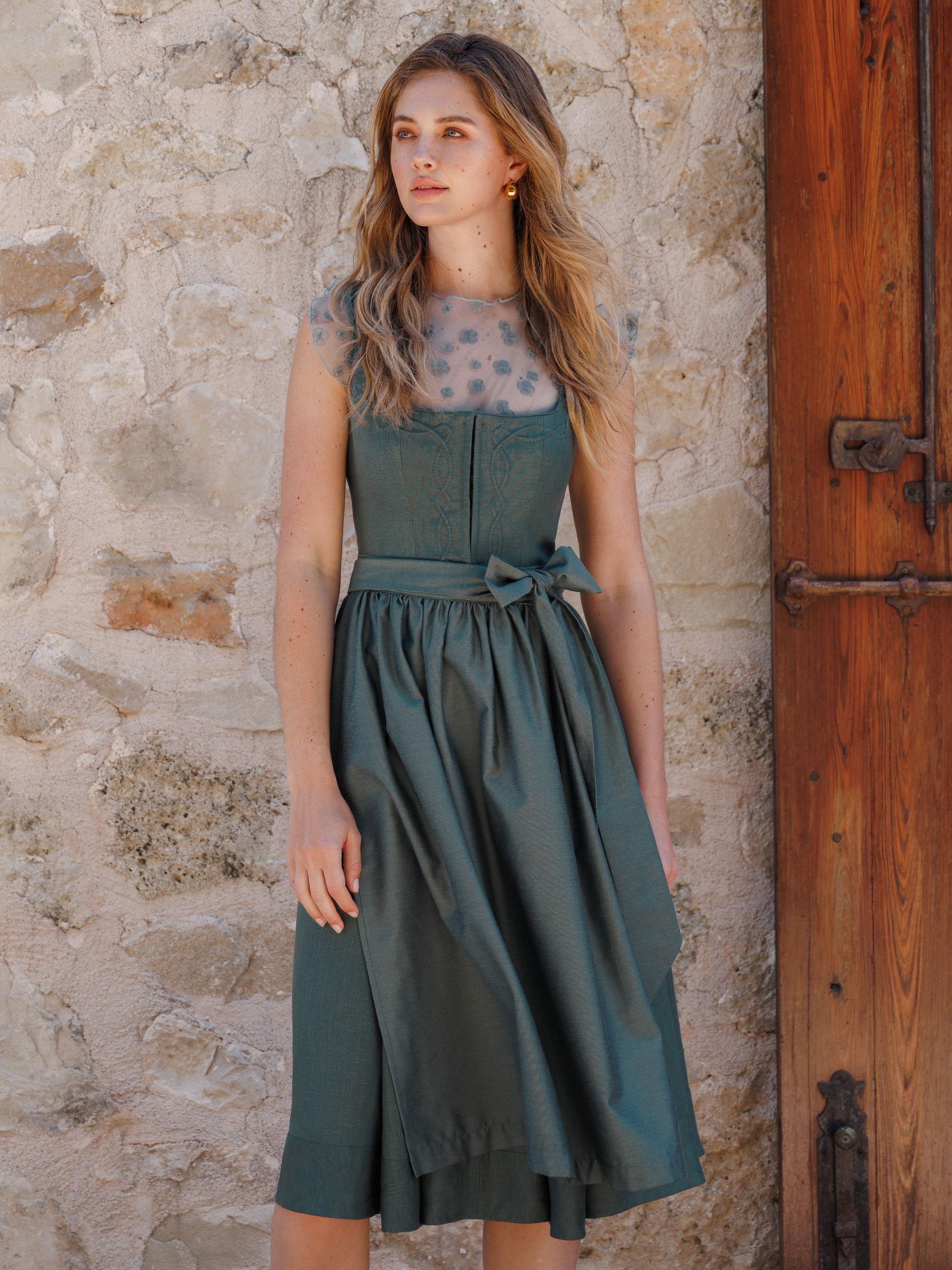 Petrolgrünes Dirndl mit Schnursteppung