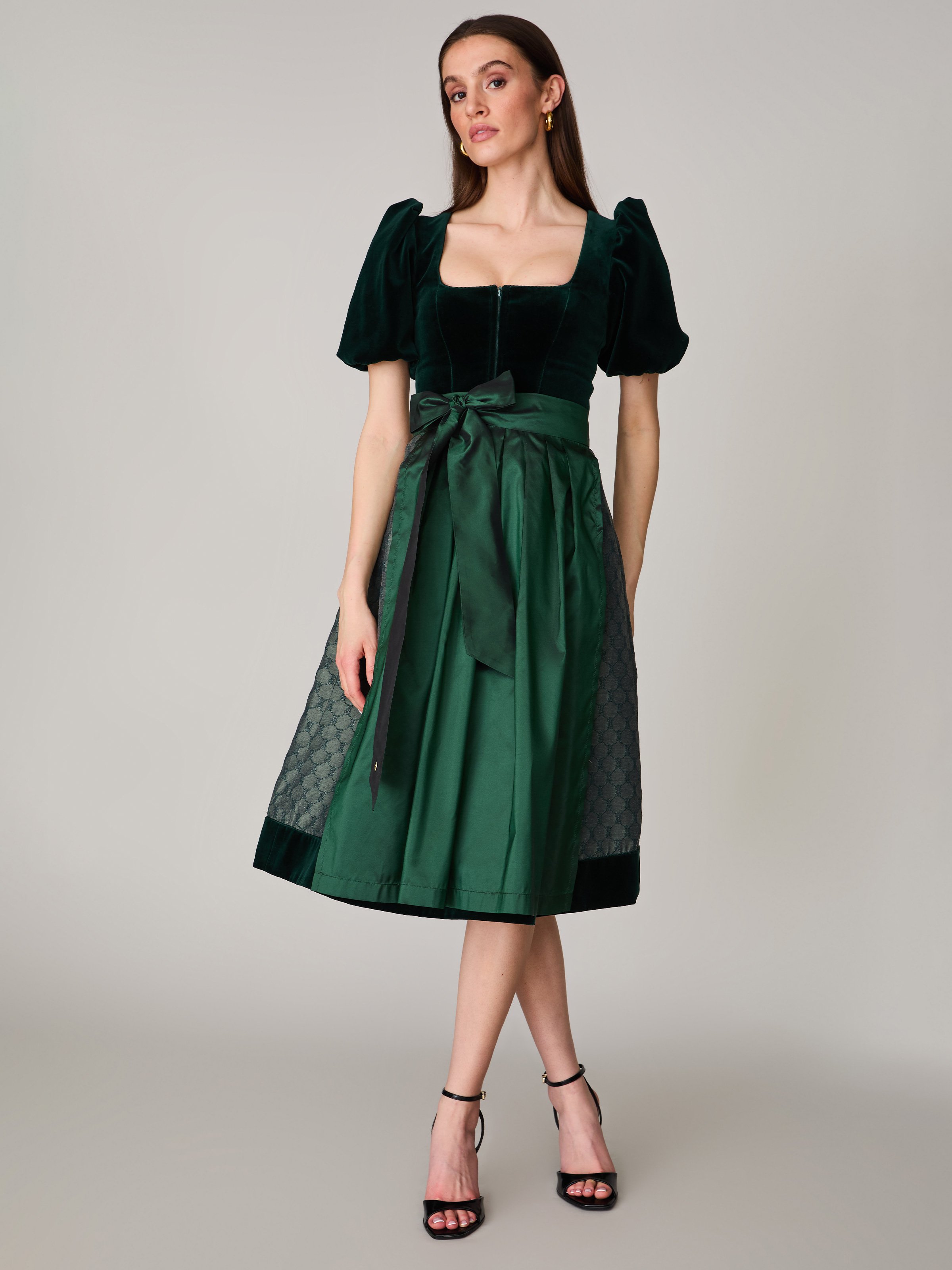 Grünes Dirndl mit abnehmbarem Puffarm