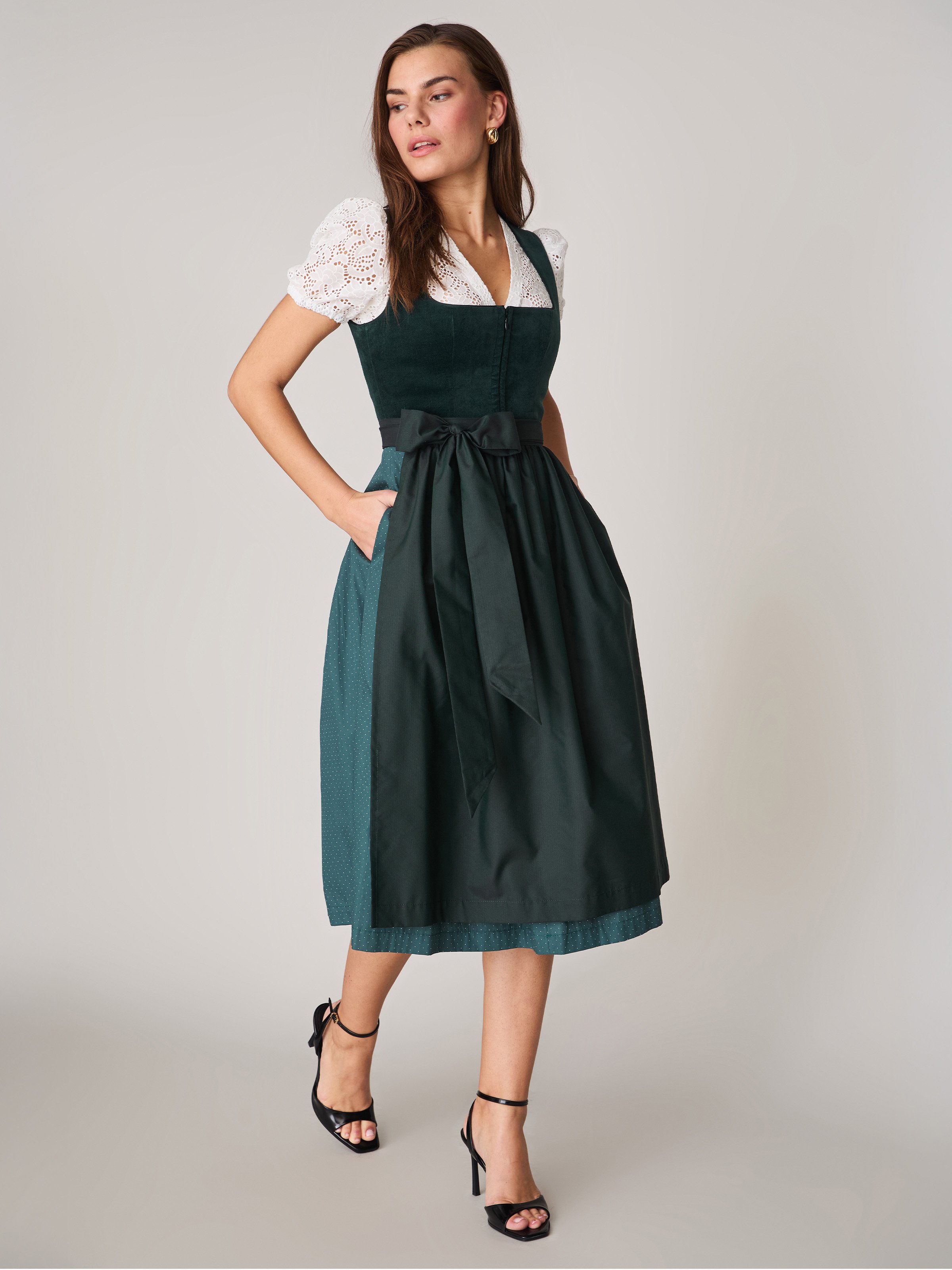 Dunkelgrünes Dirndl mit Samtmieder