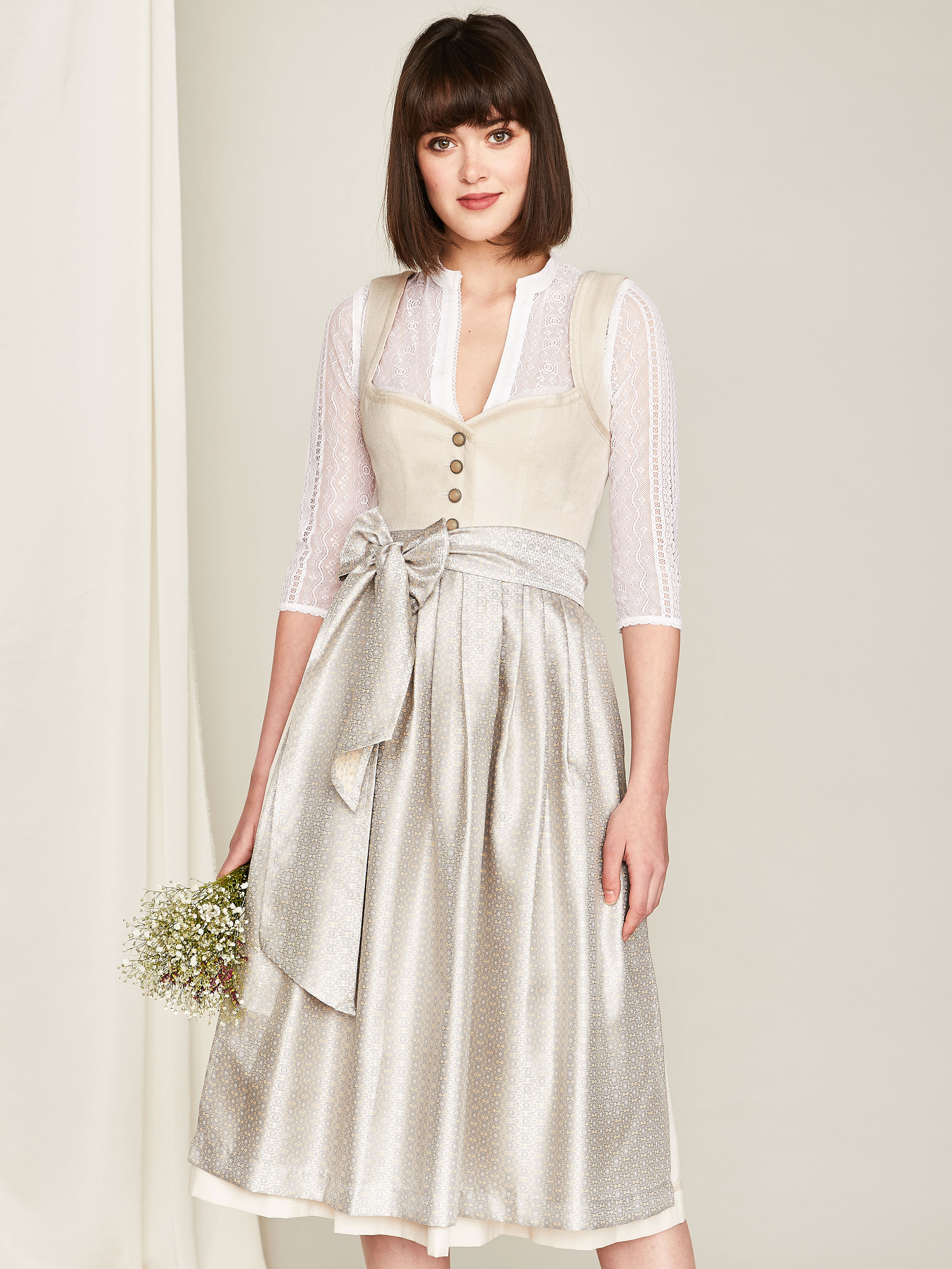 Sandfarbenes Dirndl mit glänzender Schürze Sandfarbenes Dirndl mit glänzender Schürze