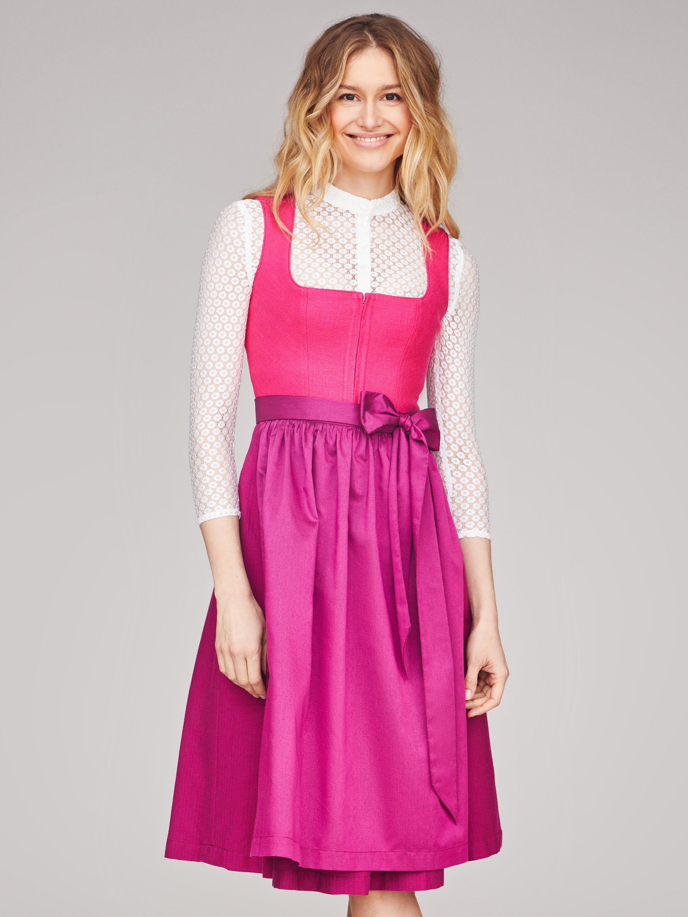 Pinkes Dirndl Sapphire von LIMBERRY mit pinker Schürze Pinkes Dirndl Sapphire mit pinker Schürze