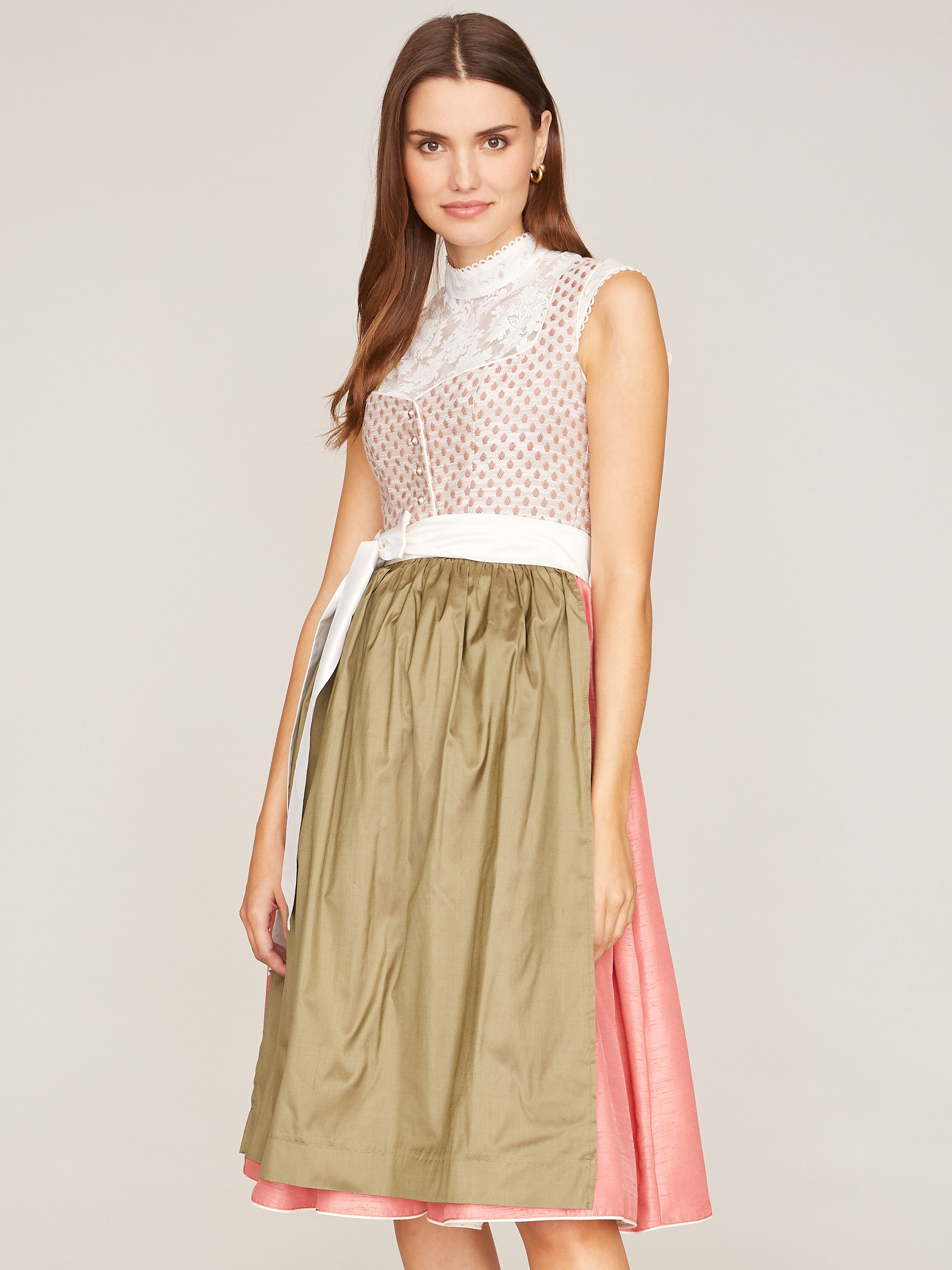 Coral-farbenes Dirndl mit feiner Webstruktur