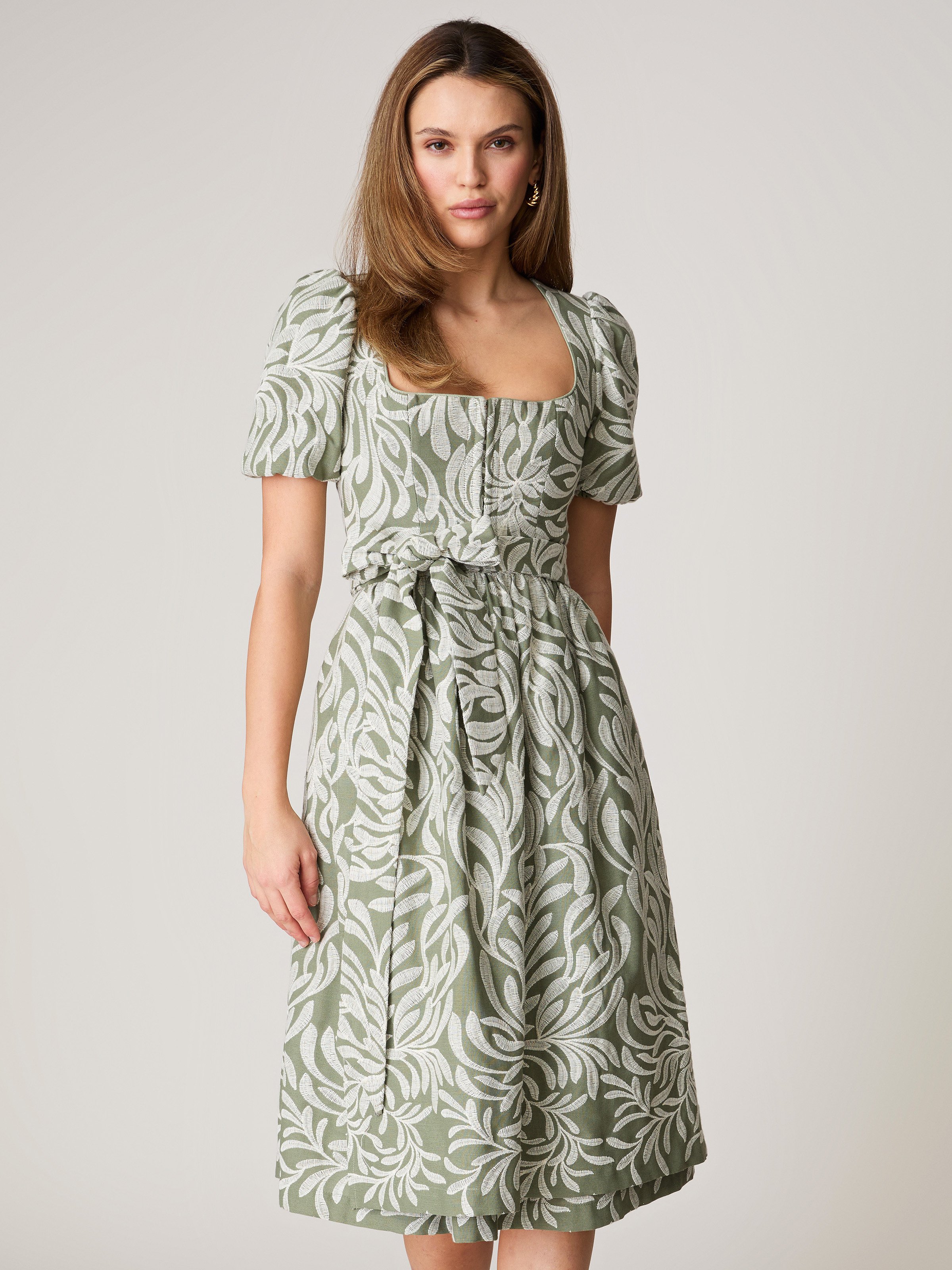 Grünes Dirndl mit besticktem floralem Muster