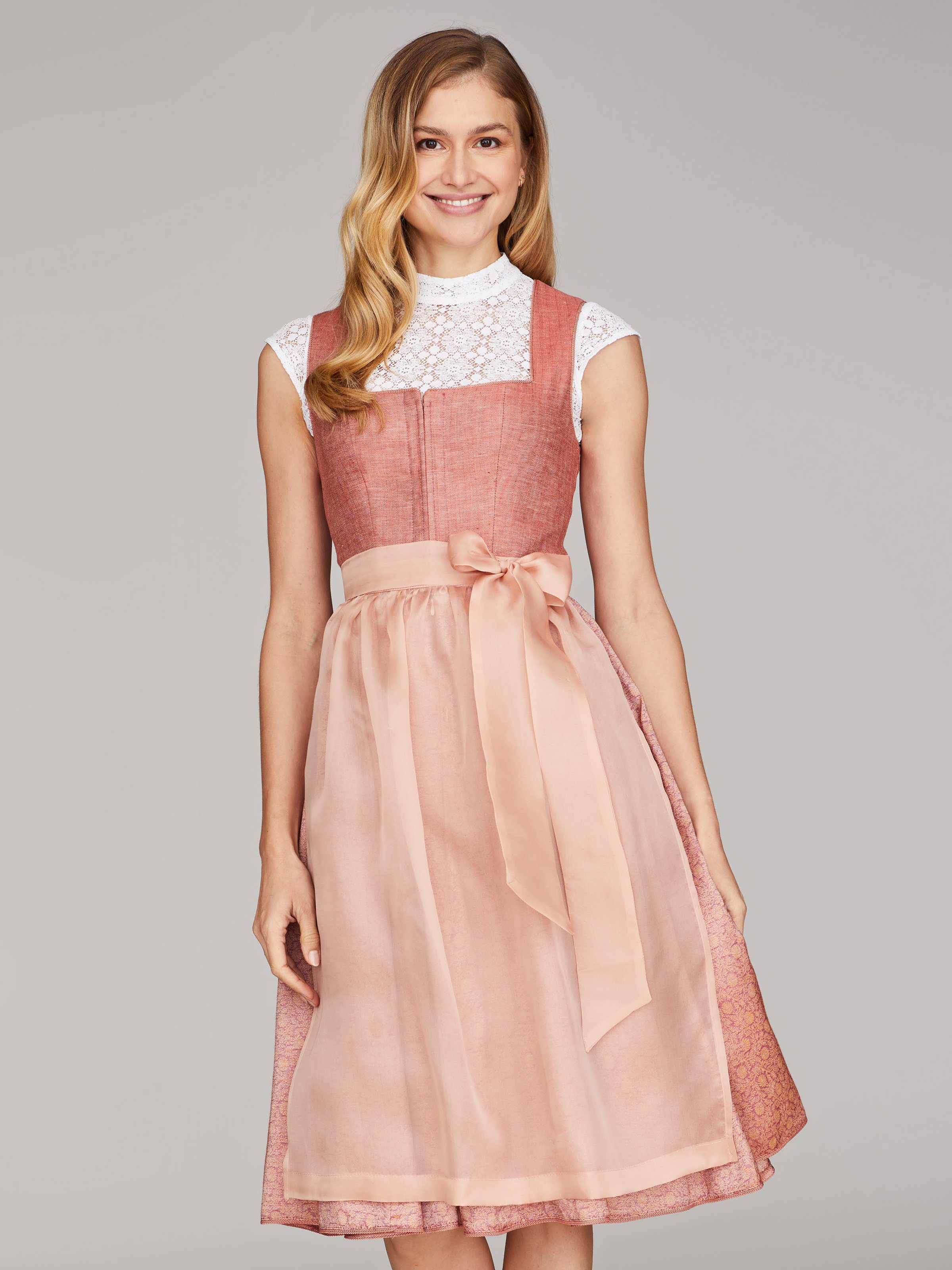 Rotes Dirndl mit Leinenmieder