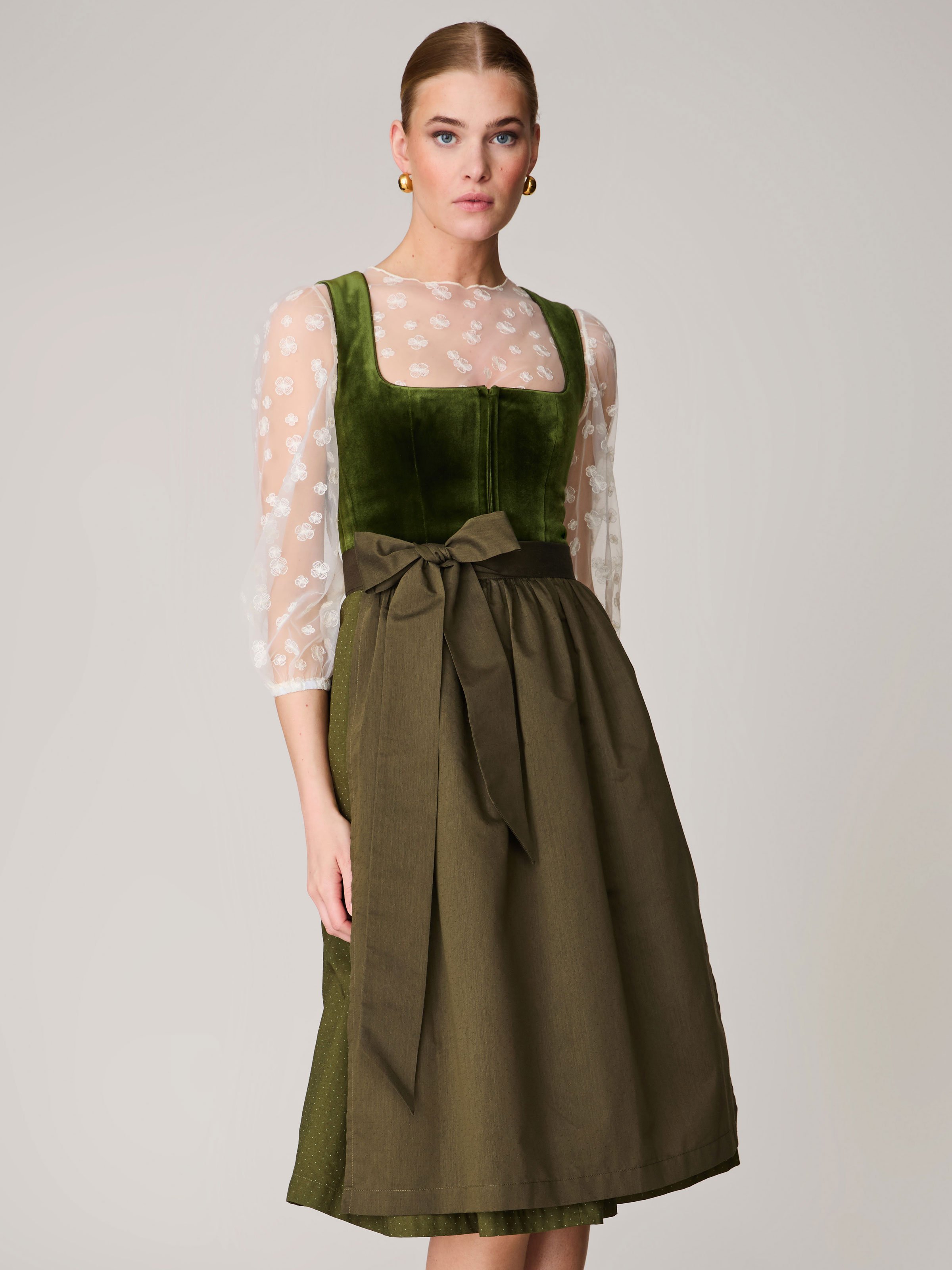 Grünes Dirndl mit Samt-Mieder
