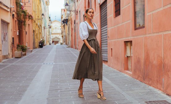 Leinen Dirndl in Khaki mit Schnursteppung  Leinen Dirndl in Khaki mit Schnursteppung