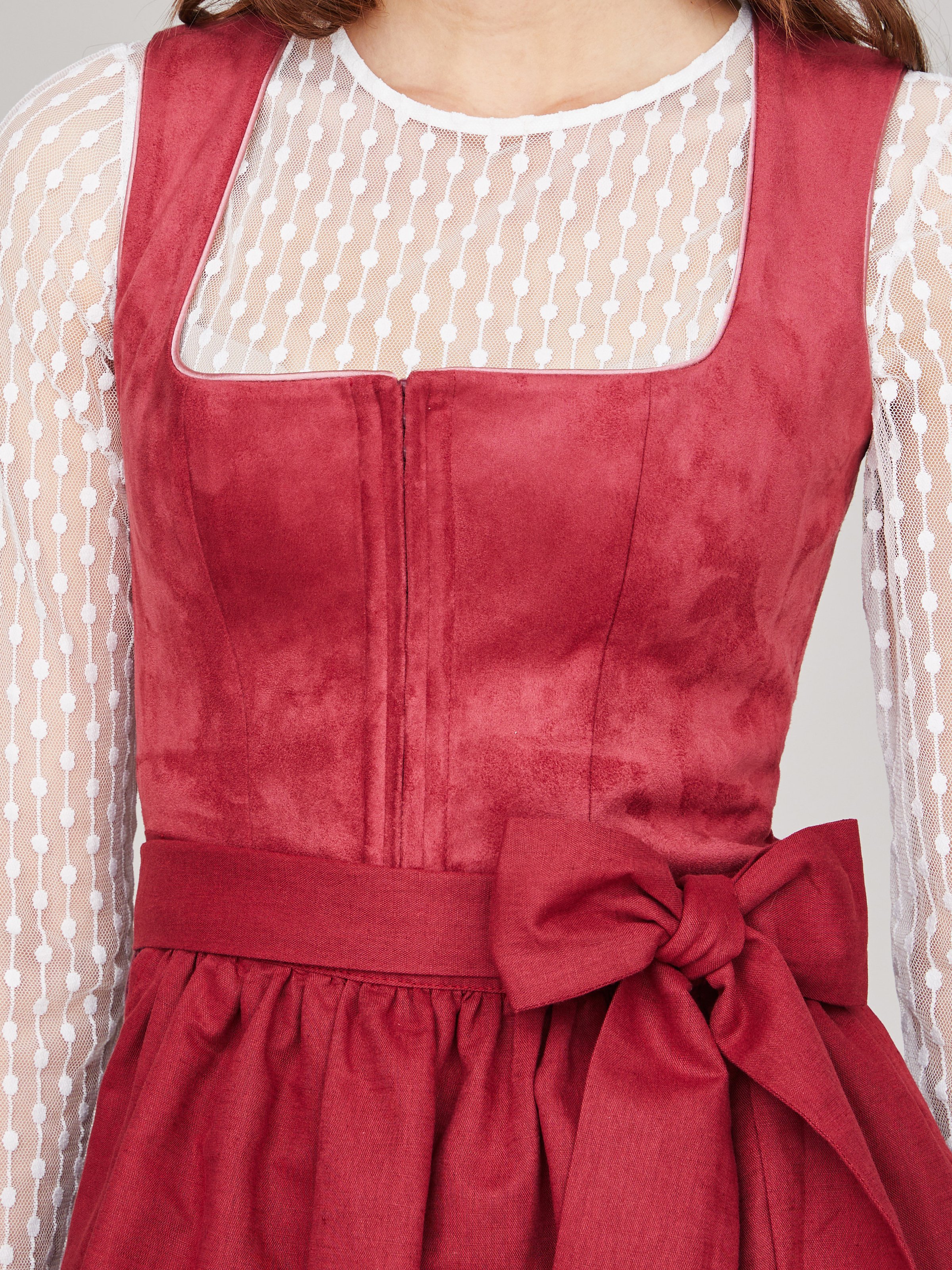 Beerenfarbenes Dirndl mit Velours-Mieder Beerenfarbenes Dirndl mit Velours-Mieder