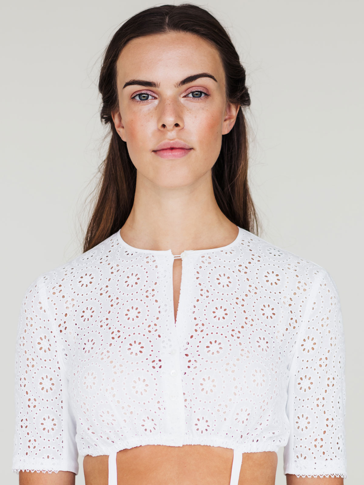 Weiße Dirndlbluse mit Blumenmuster 